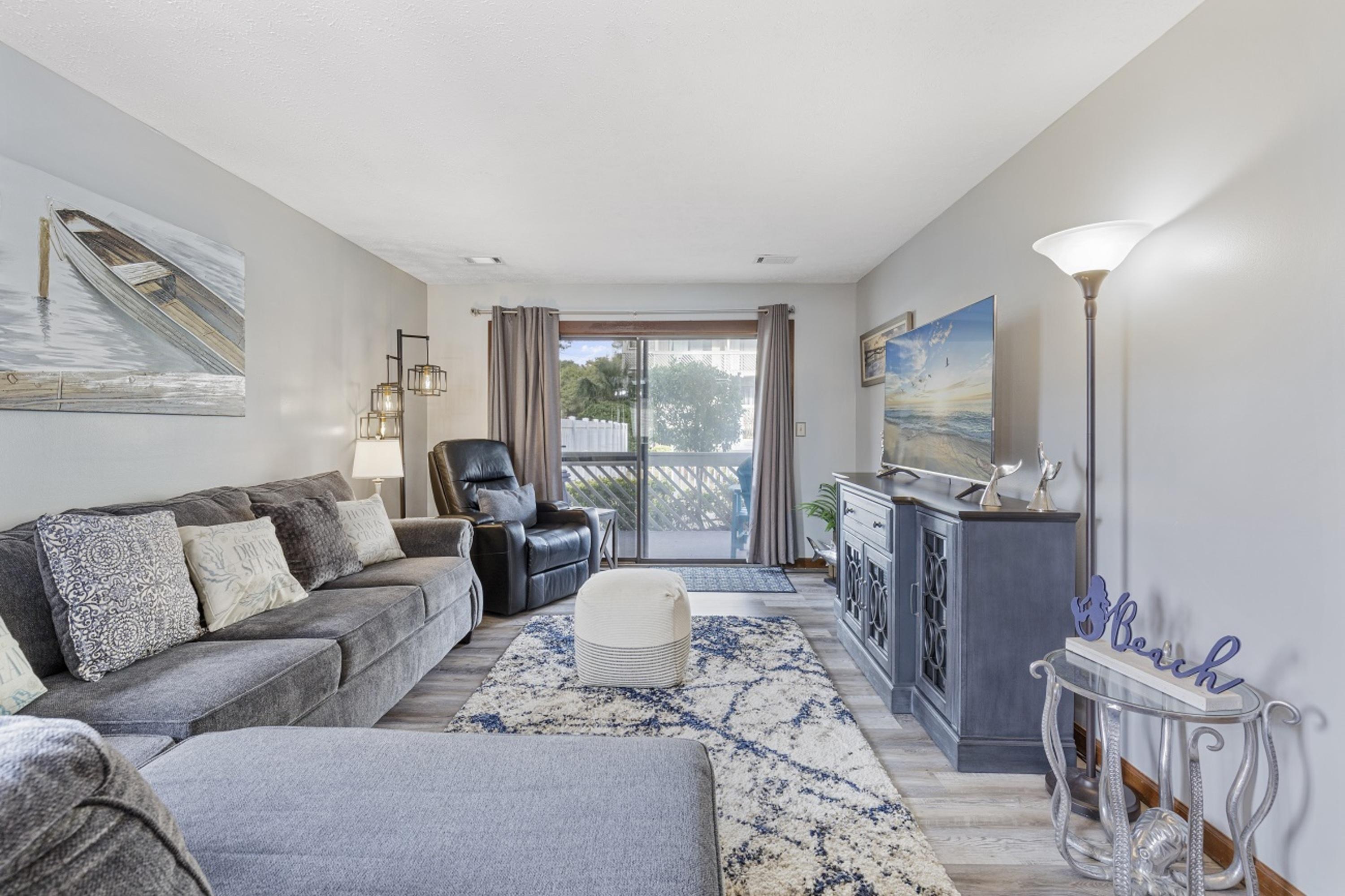 Spacious Modern Condo - 1st Floor - One Block to the Beach