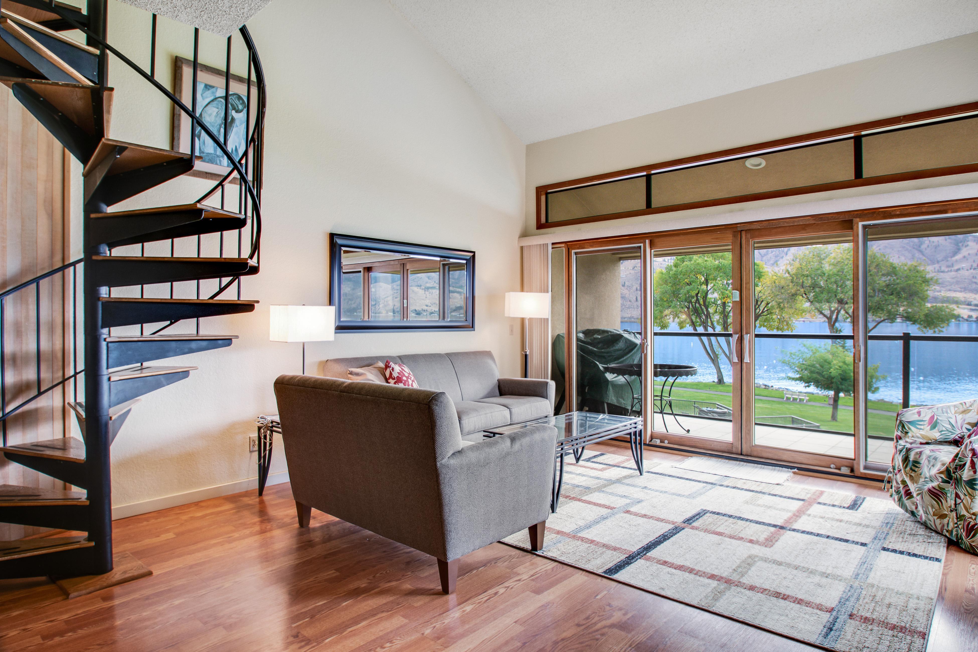 Lake Chelan Shores - Lakefront Nest #5-5