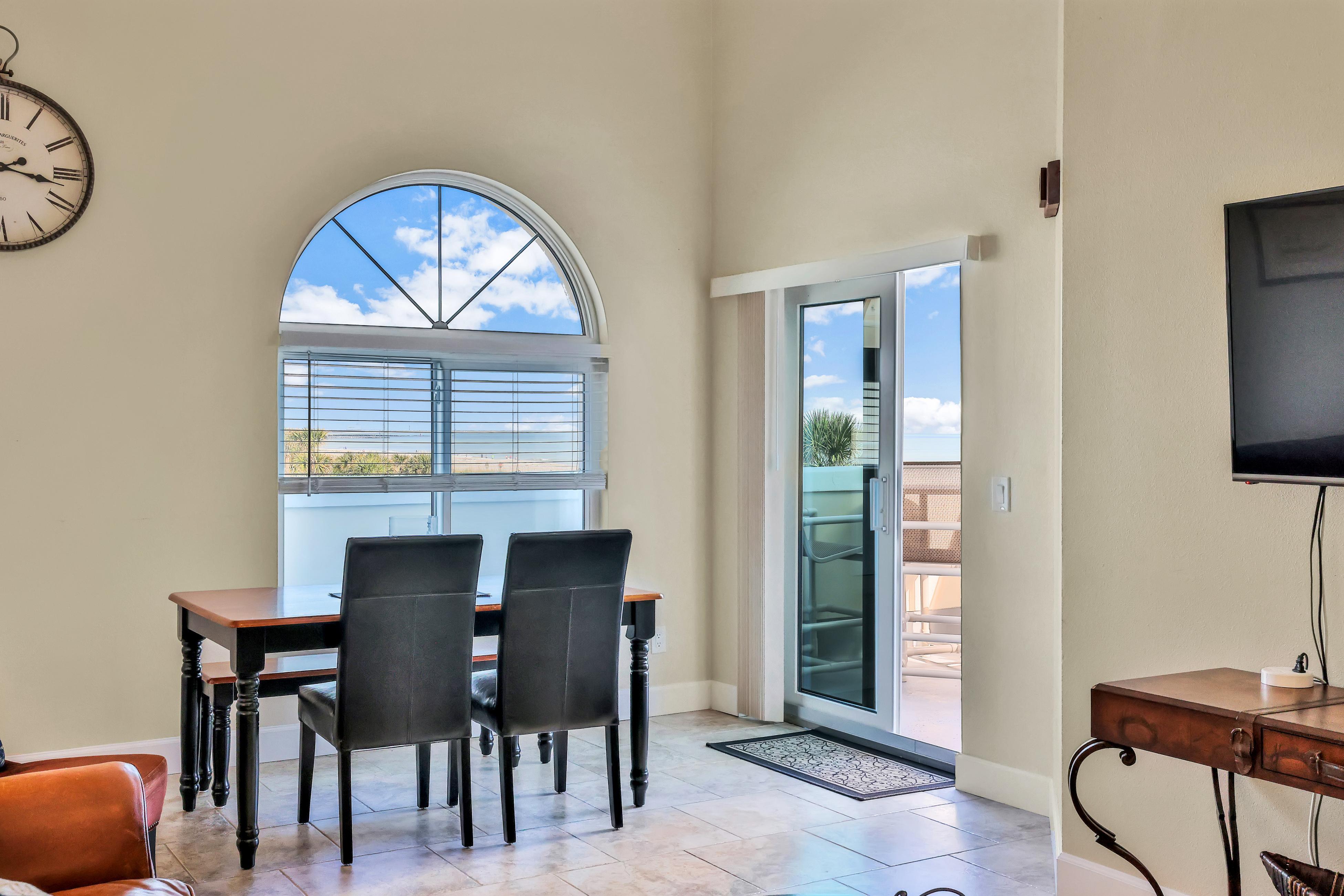 Beachfront Penthouse Getaway 4