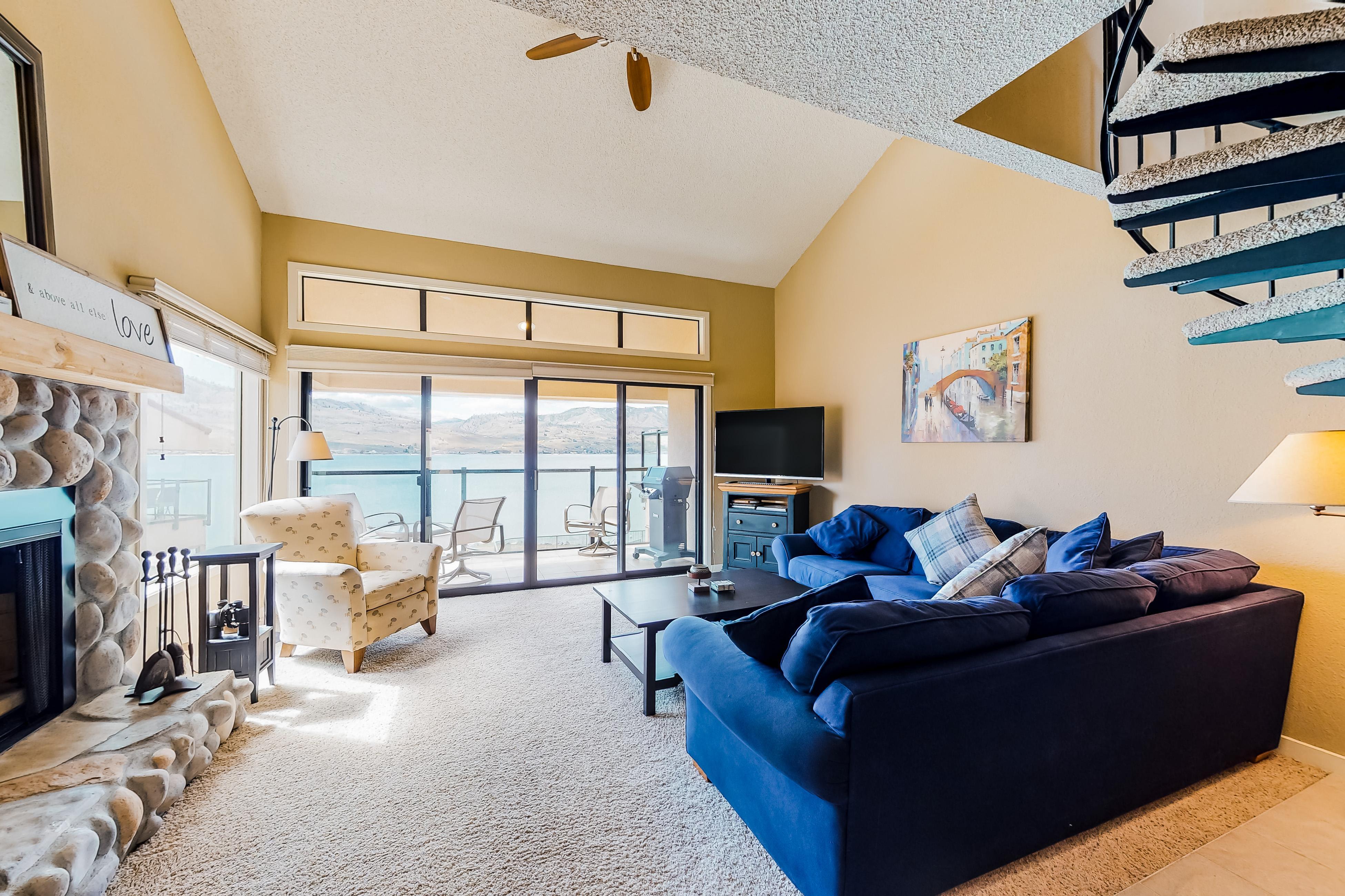 Lake Chelan Shores - Beachfront Paradise #12-4