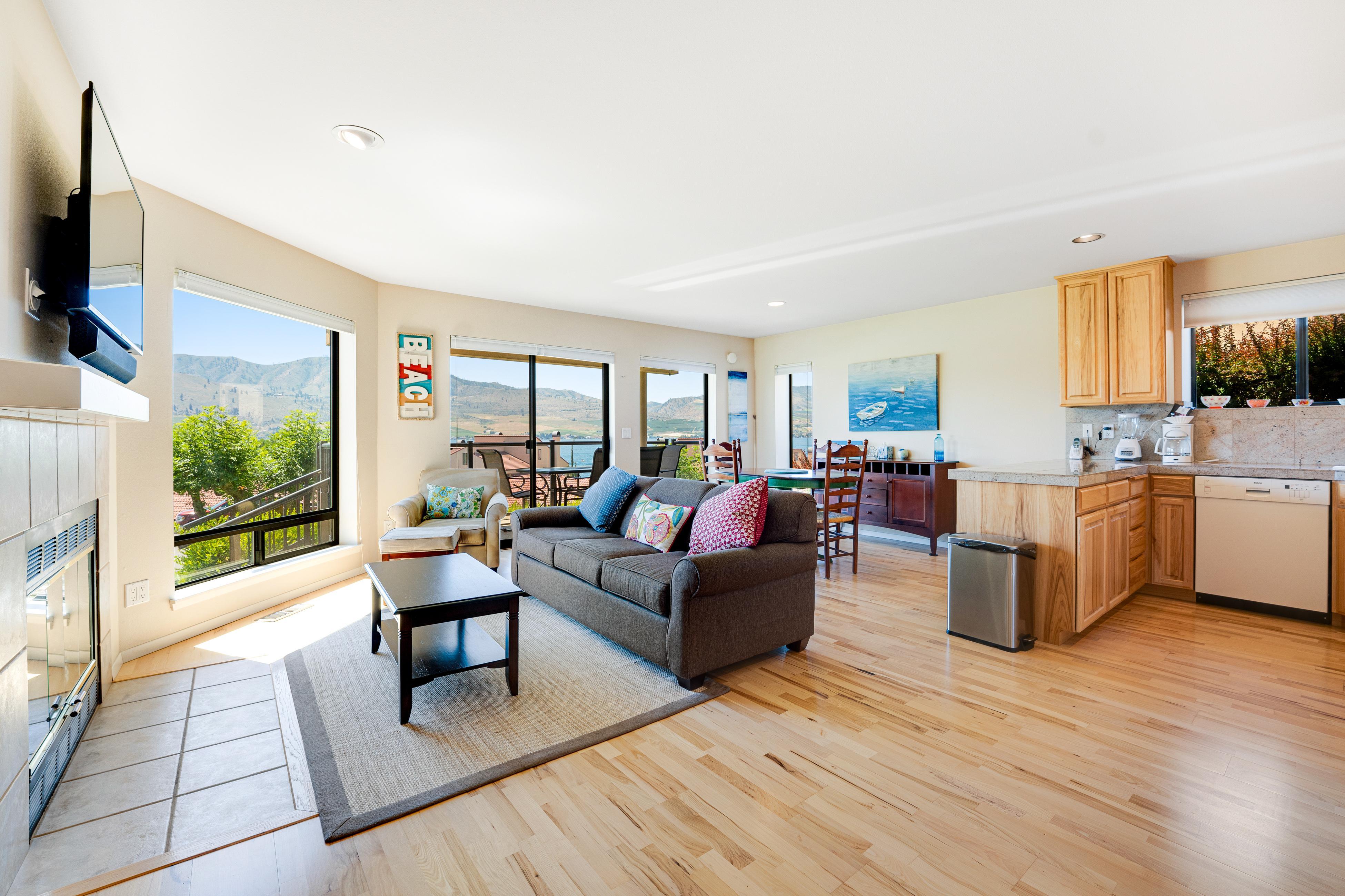 Lake Chelan Shores - Sunny by the Lake 18-4 5