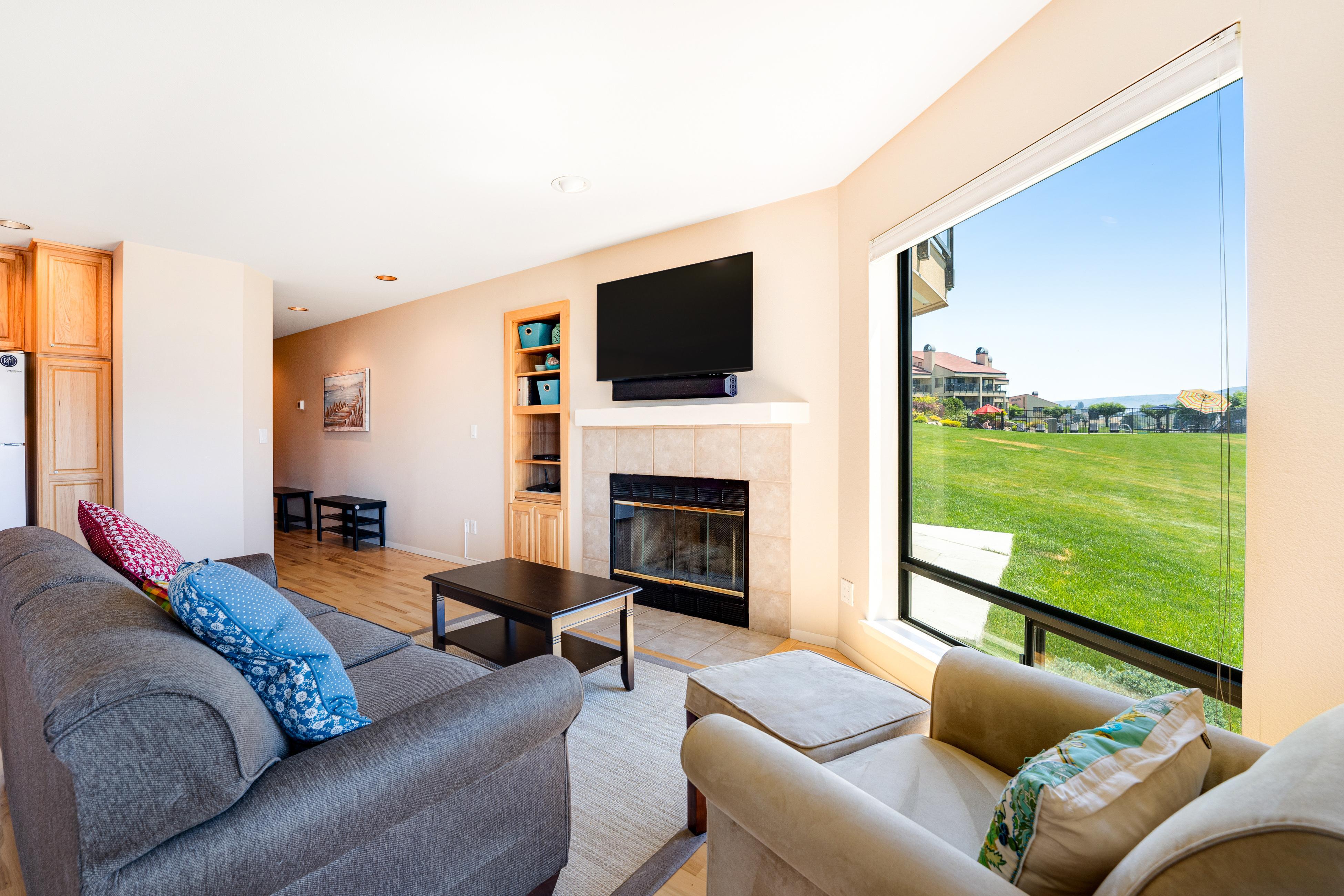 Lake Chelan Shores - Sunny by the Lake 18-4 3