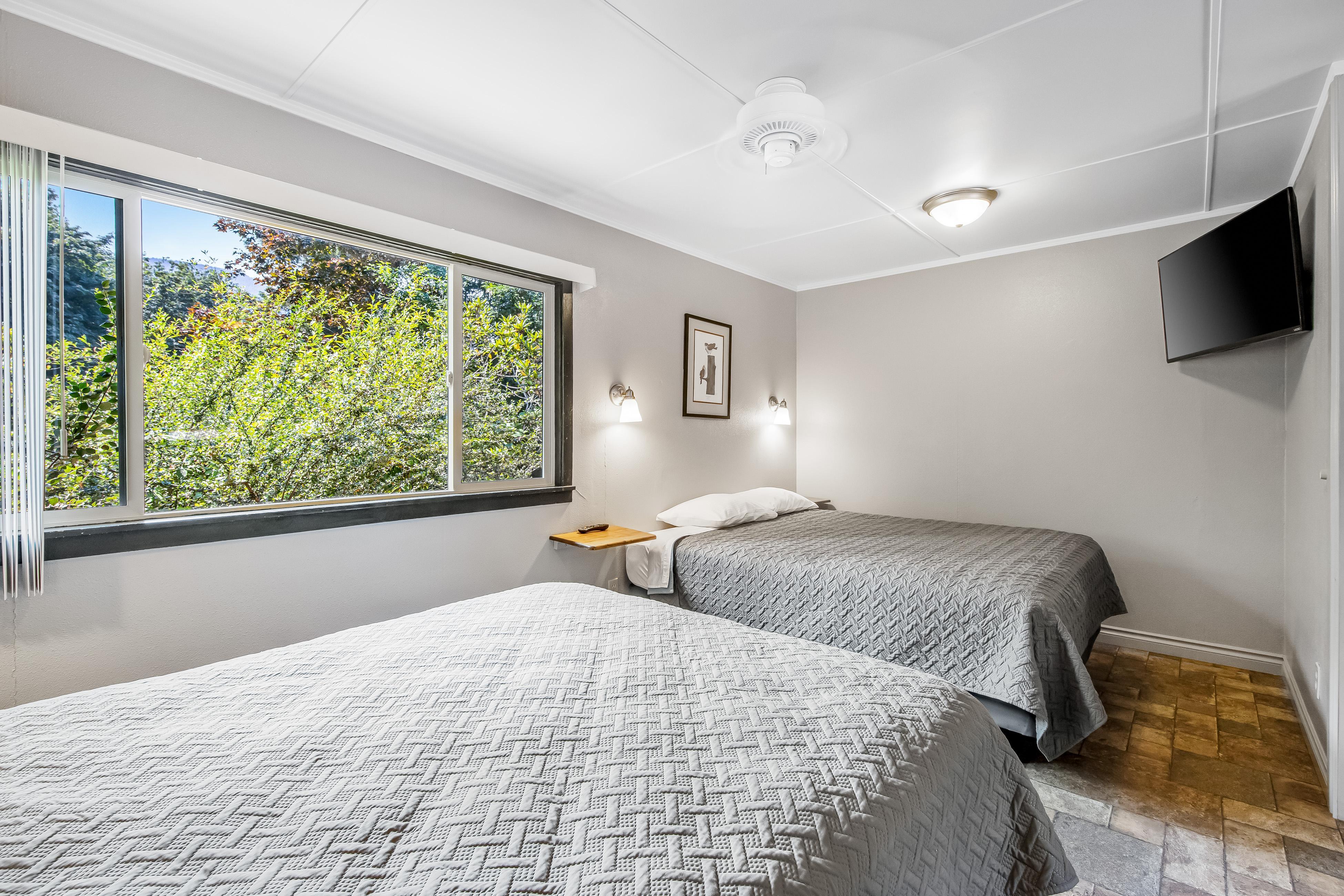 Mount Ellinor, Room 11 at Mount Walker Inn 5