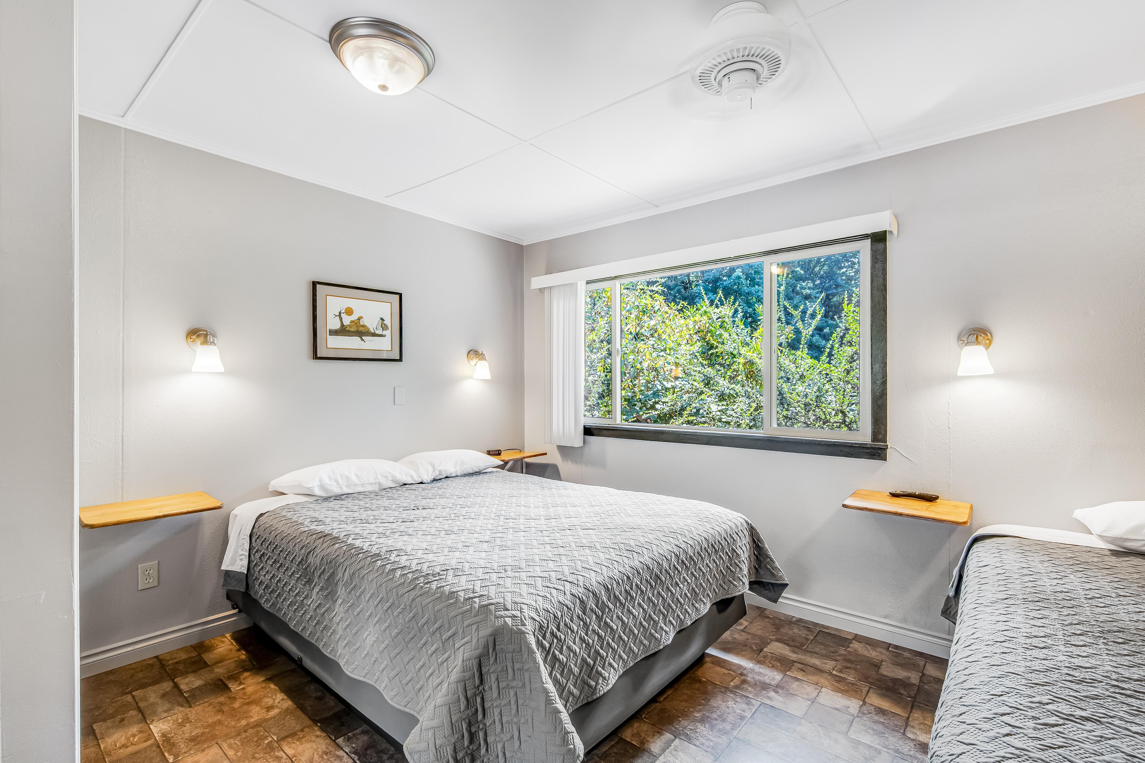 Mount Ellinor, Room 11 at Mount Walker Inn 3