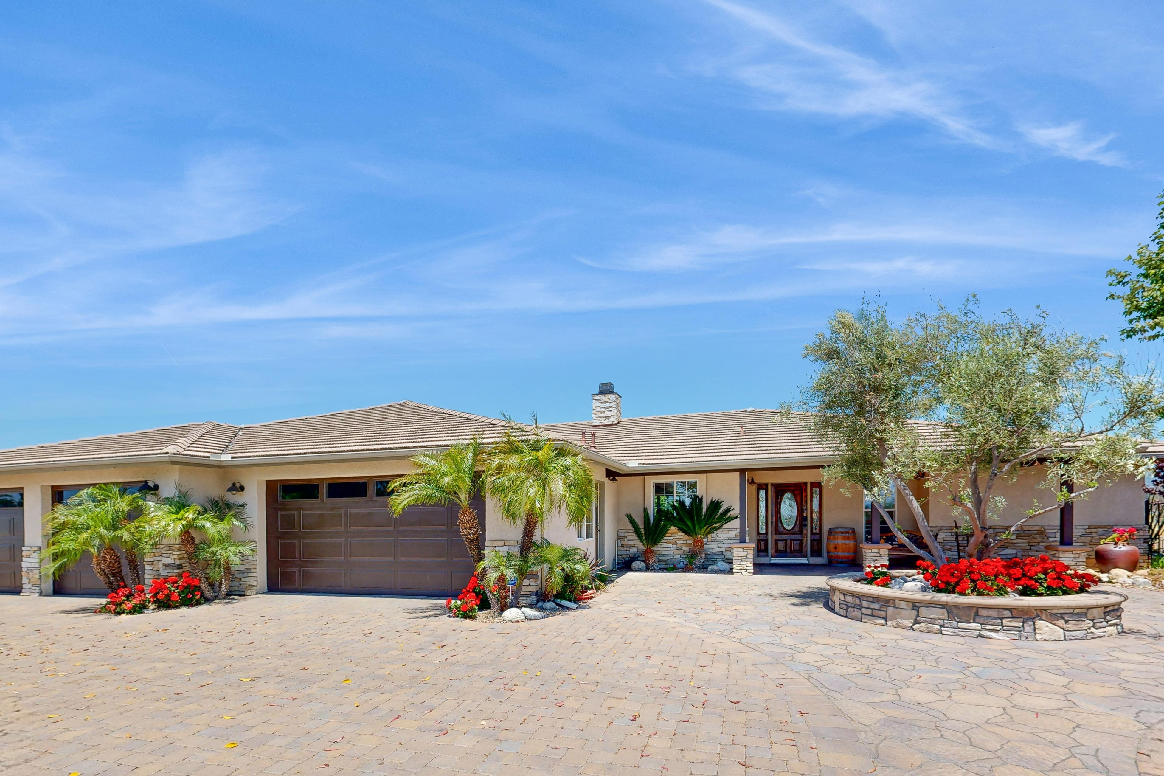 Wine Country Guest House - Vineyard & Mountain Views 2