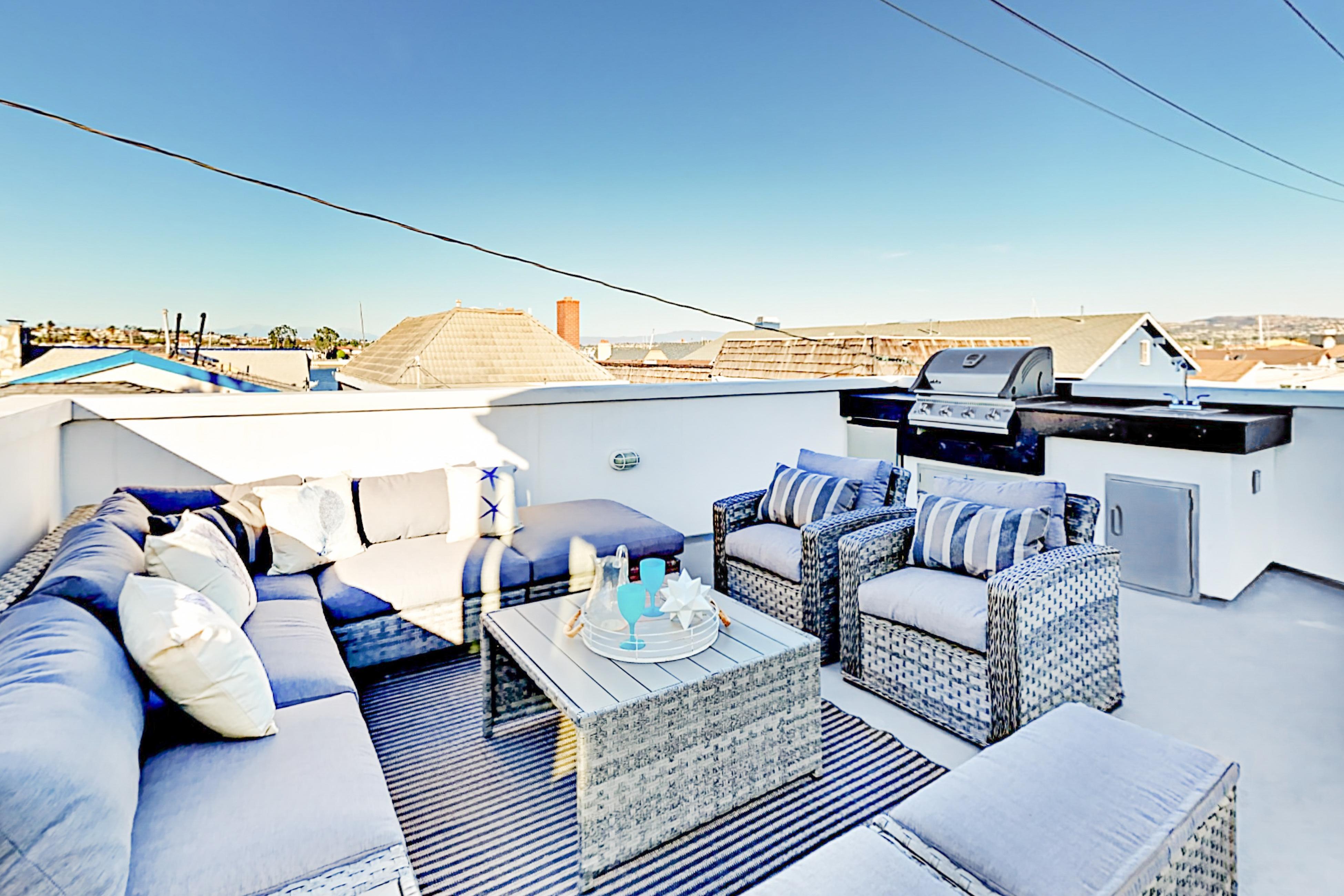 Luxe Balboa Peninsula Condo w Gourmet Kitchen and Epic Rooftop Deck