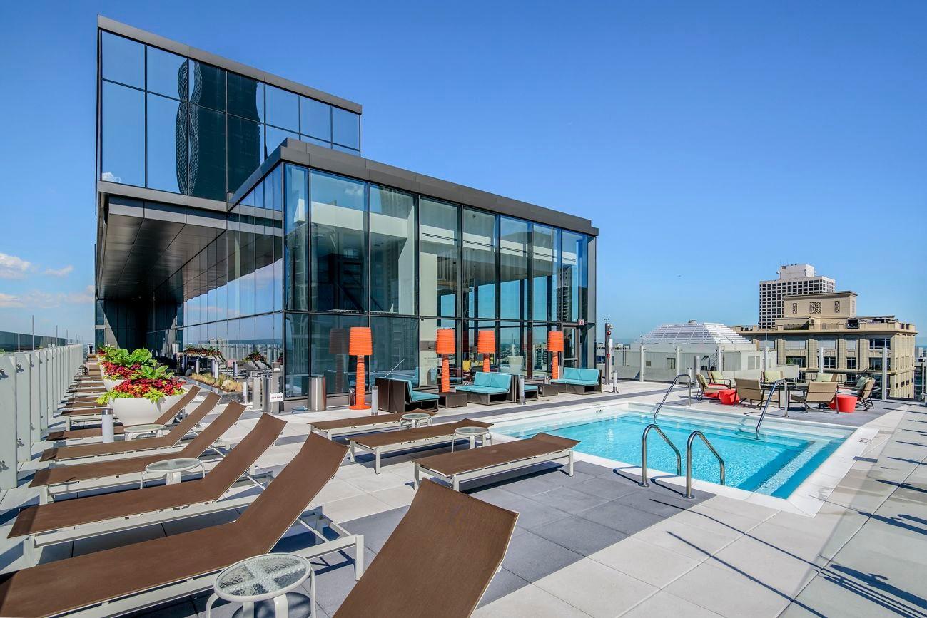 1BR/1BTH Luxury Apartment w Picturesque Views of Chicago 4