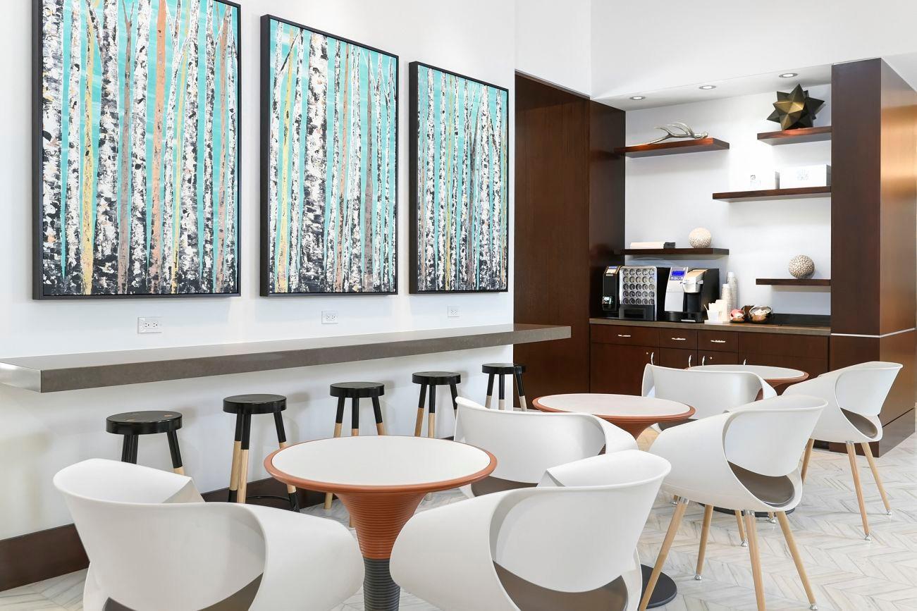 1BR/1BTH Luxury Apartment w Picturesque Views of Chicago 6