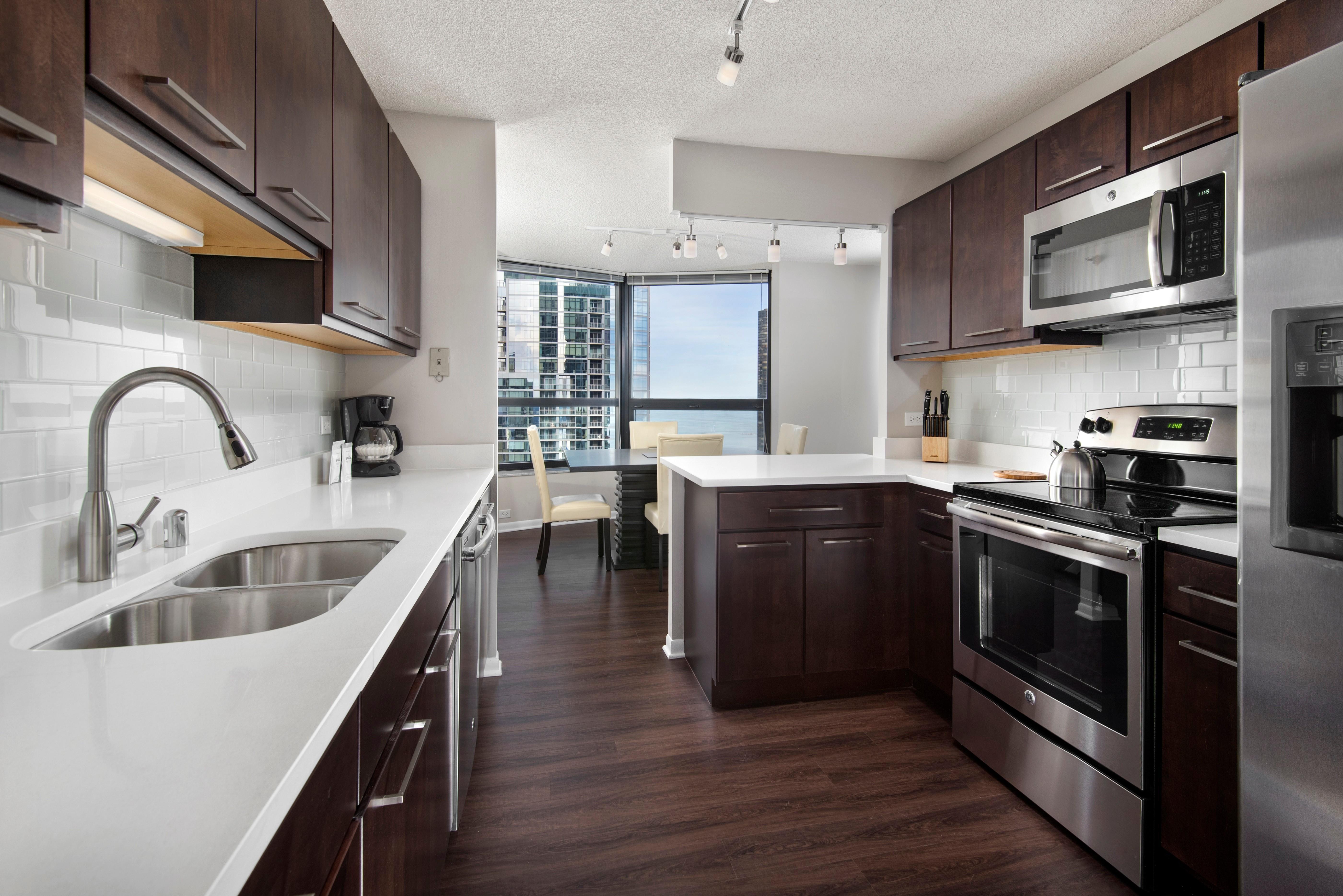 Luxury Downtown Chicago Apartment with Panoramic Views of Lake Michigan 4