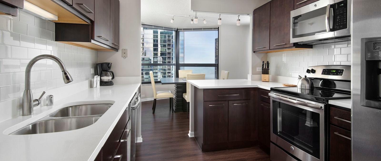 Luxury Downtown Chicago Apartment with Panoramic Views of Lake Michigan 6