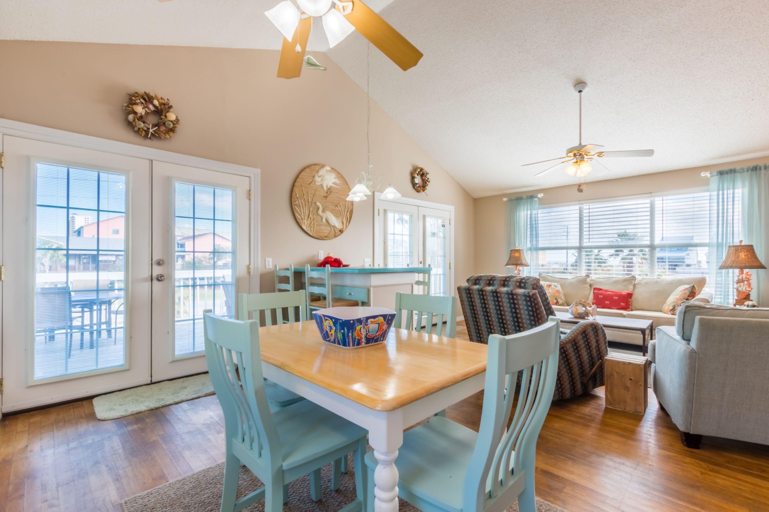 Seaside Cottage Near the Beach! Private house, sleeps 9