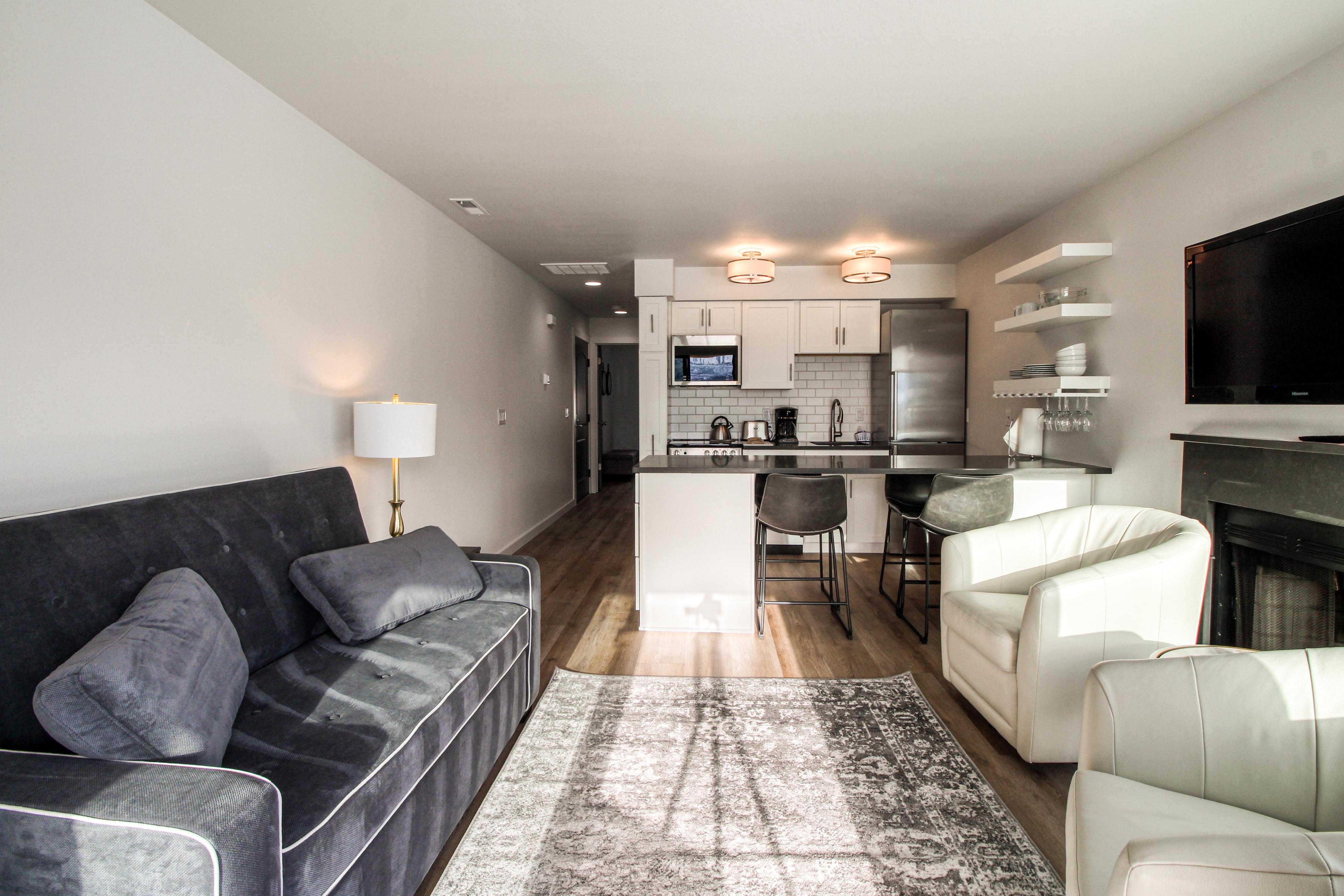 Lake Chelan Shores Luxury Retreat - 17-9 6