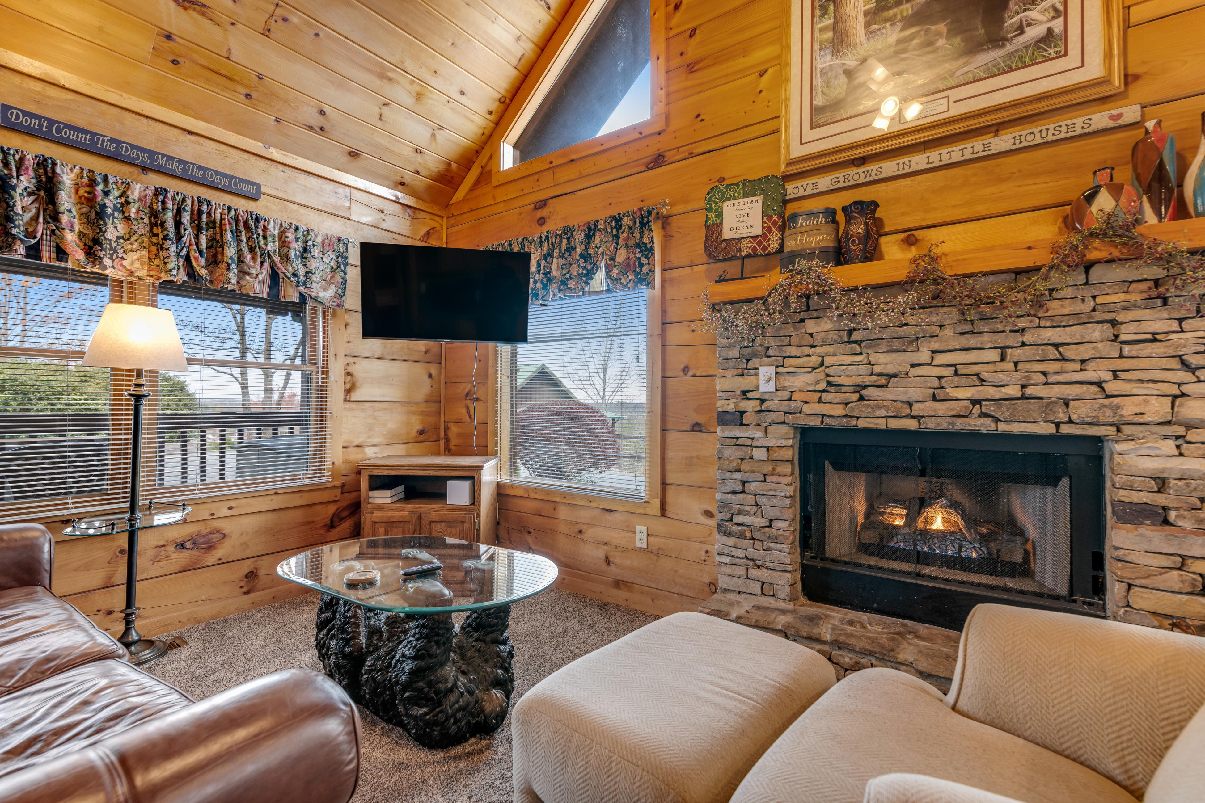 Arrowhead Log Cabin Resort: Snuggle Bear Hideaway Cabin | Photo 3
