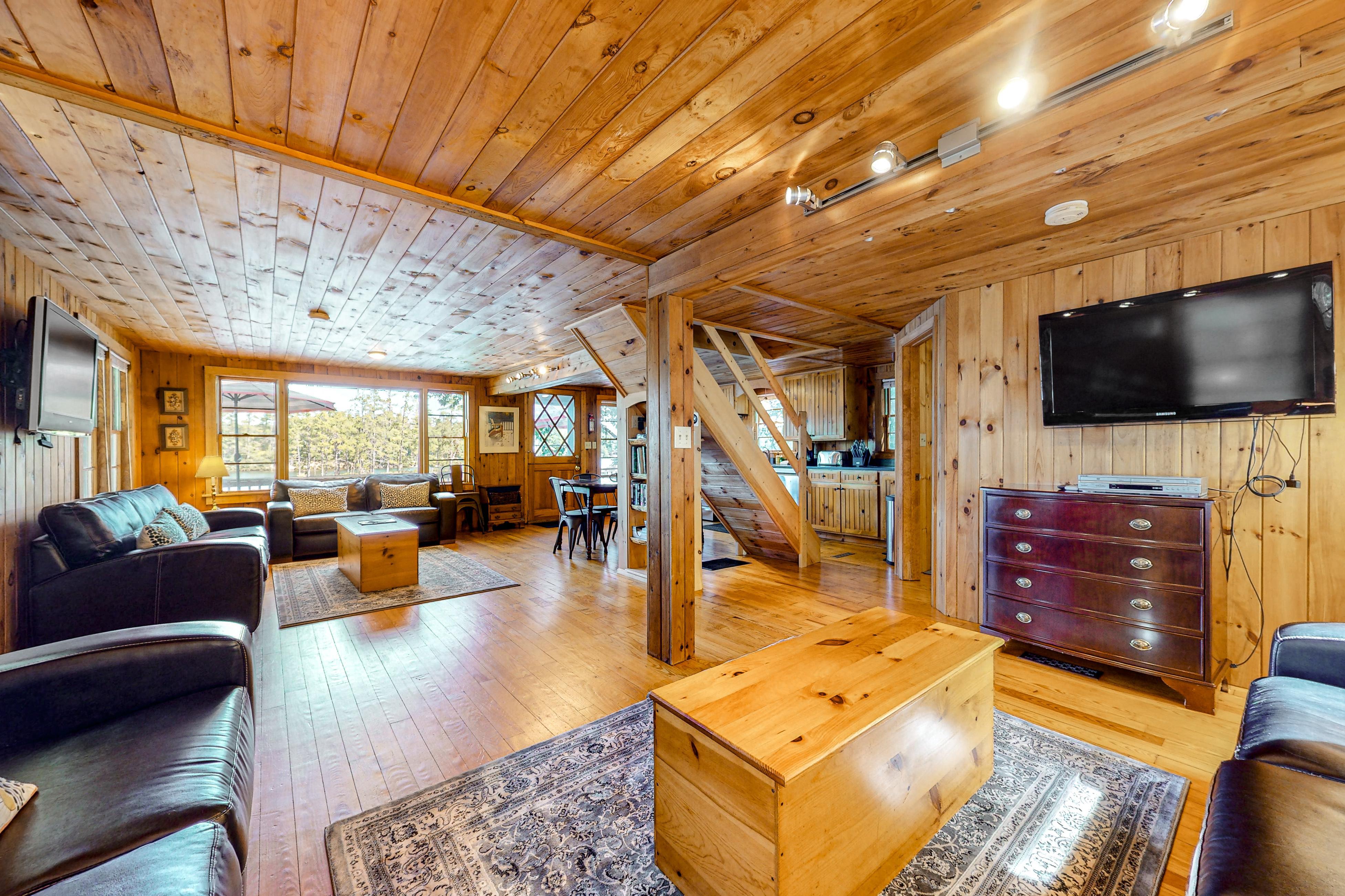 Maggie's Lakeside Cottage 5