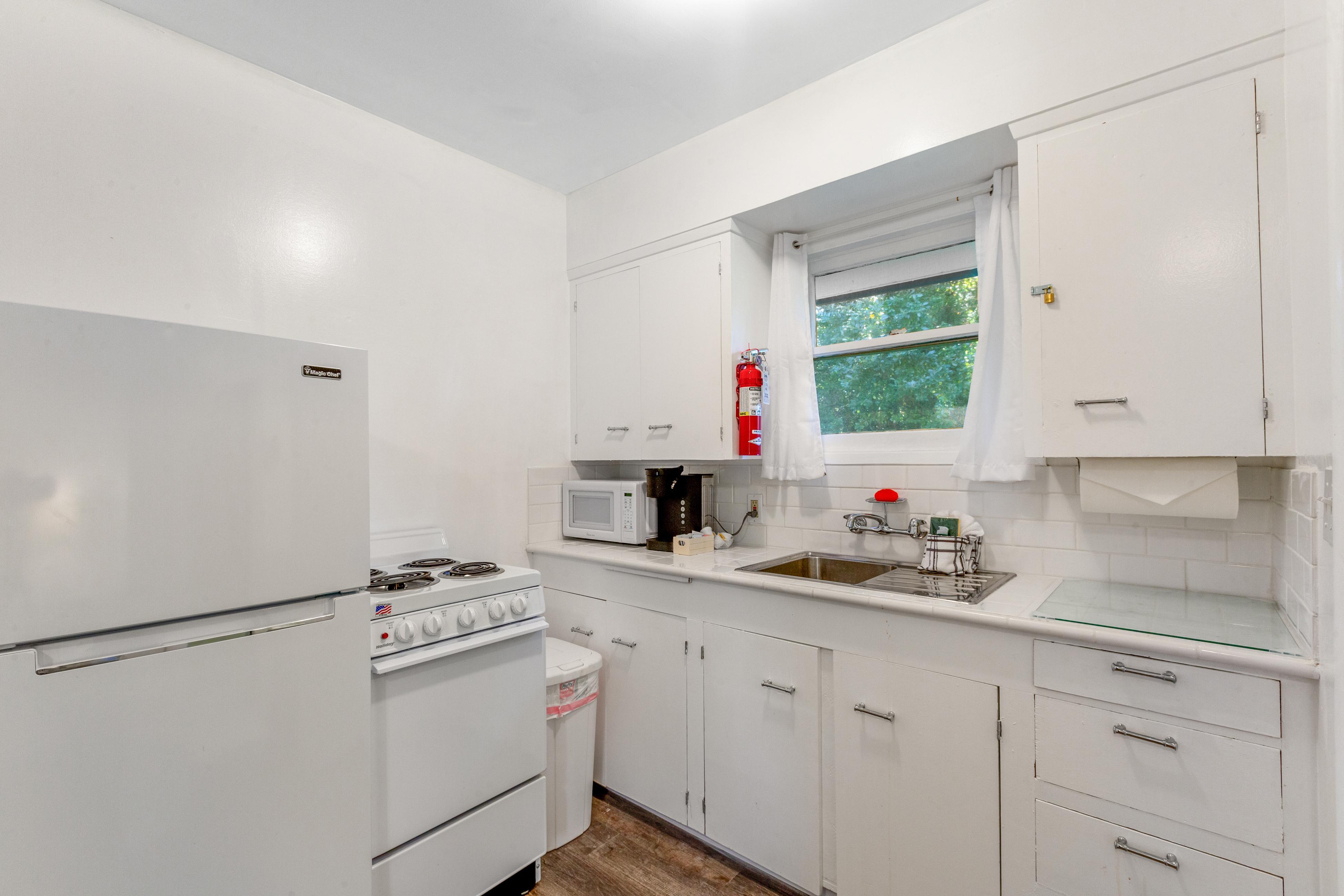 Cute as a Clam Cottage Room 2 3