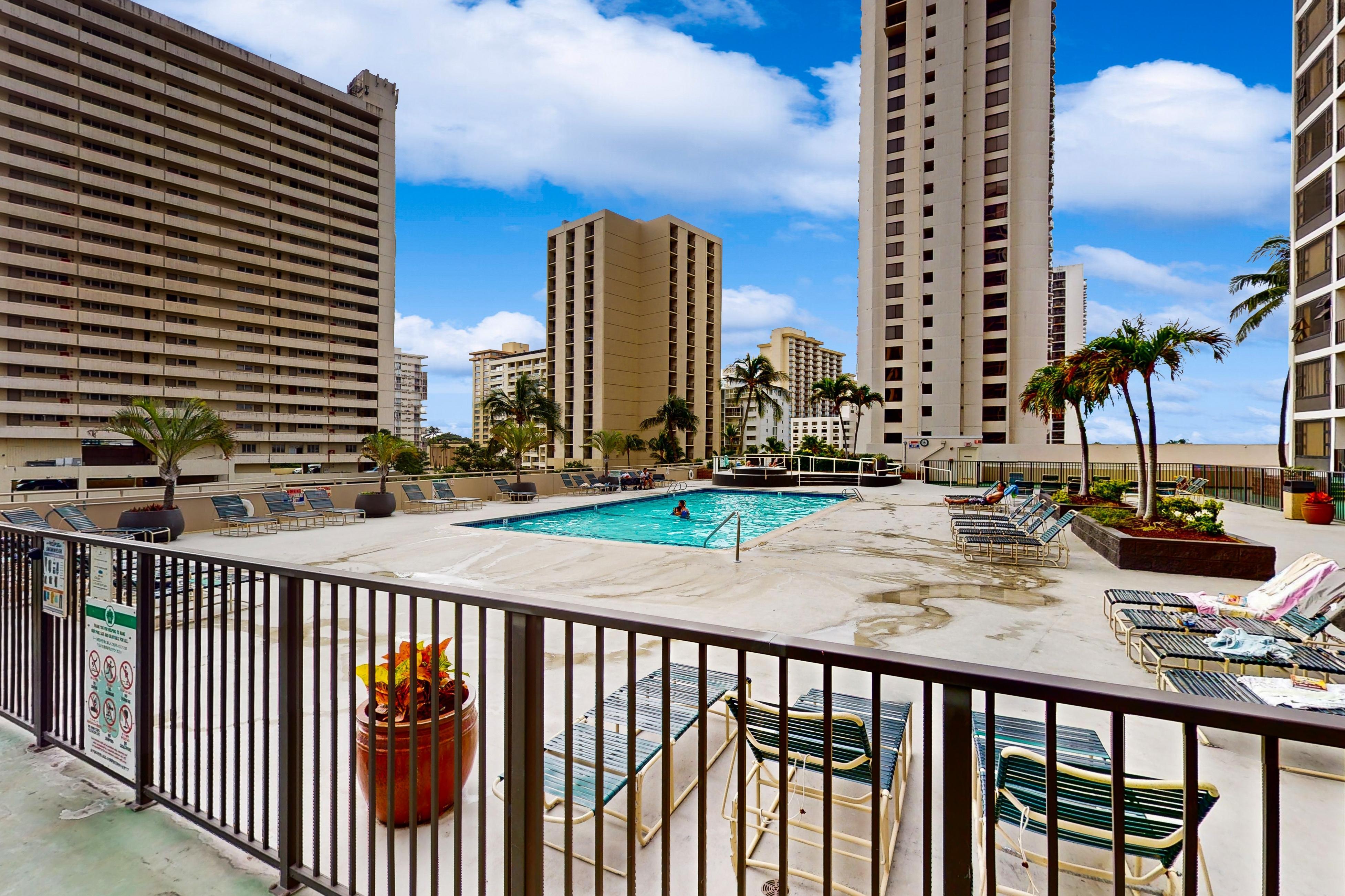 Waikiki Banyan #908 4