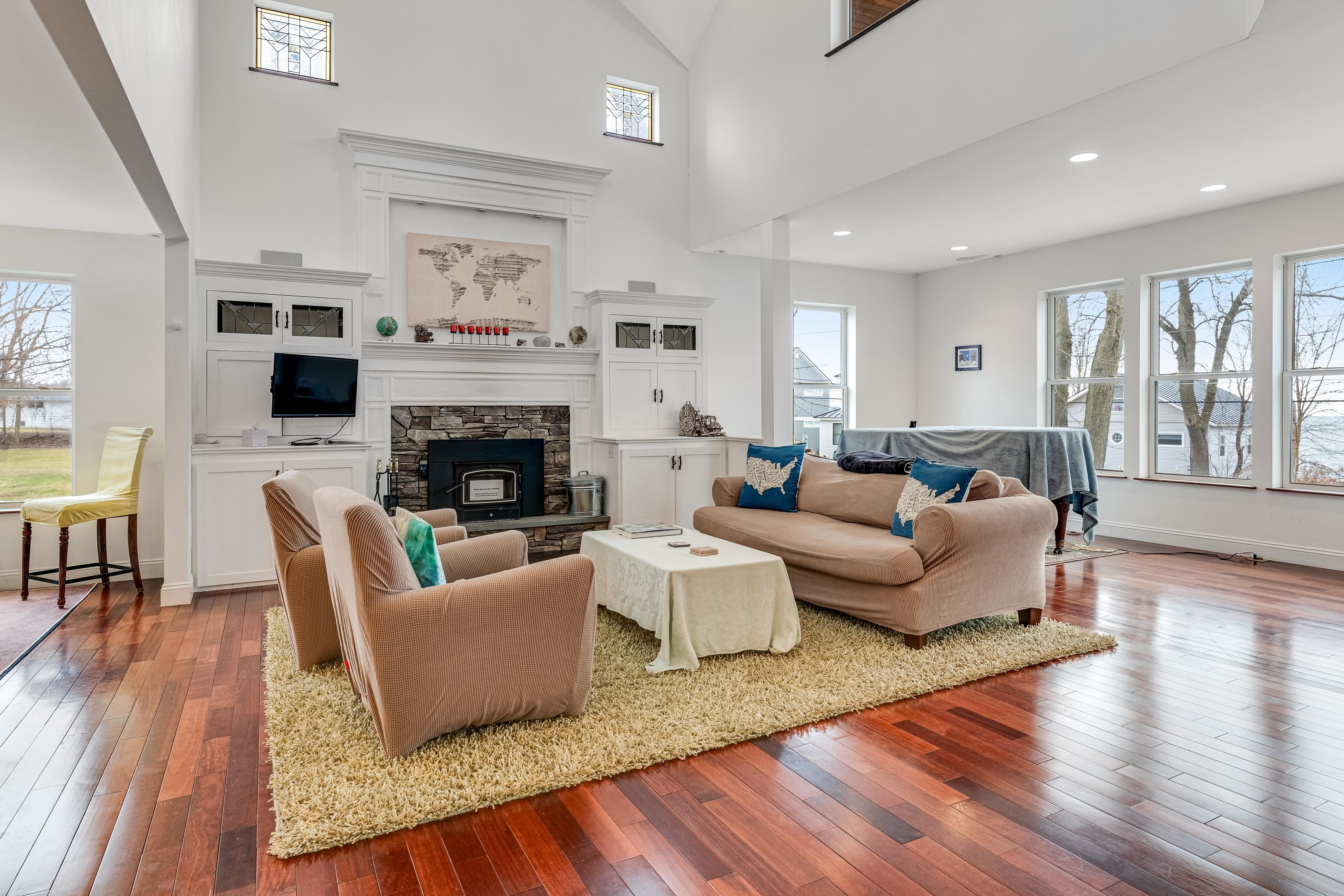 The Artist's Lakeside Hideaway 6