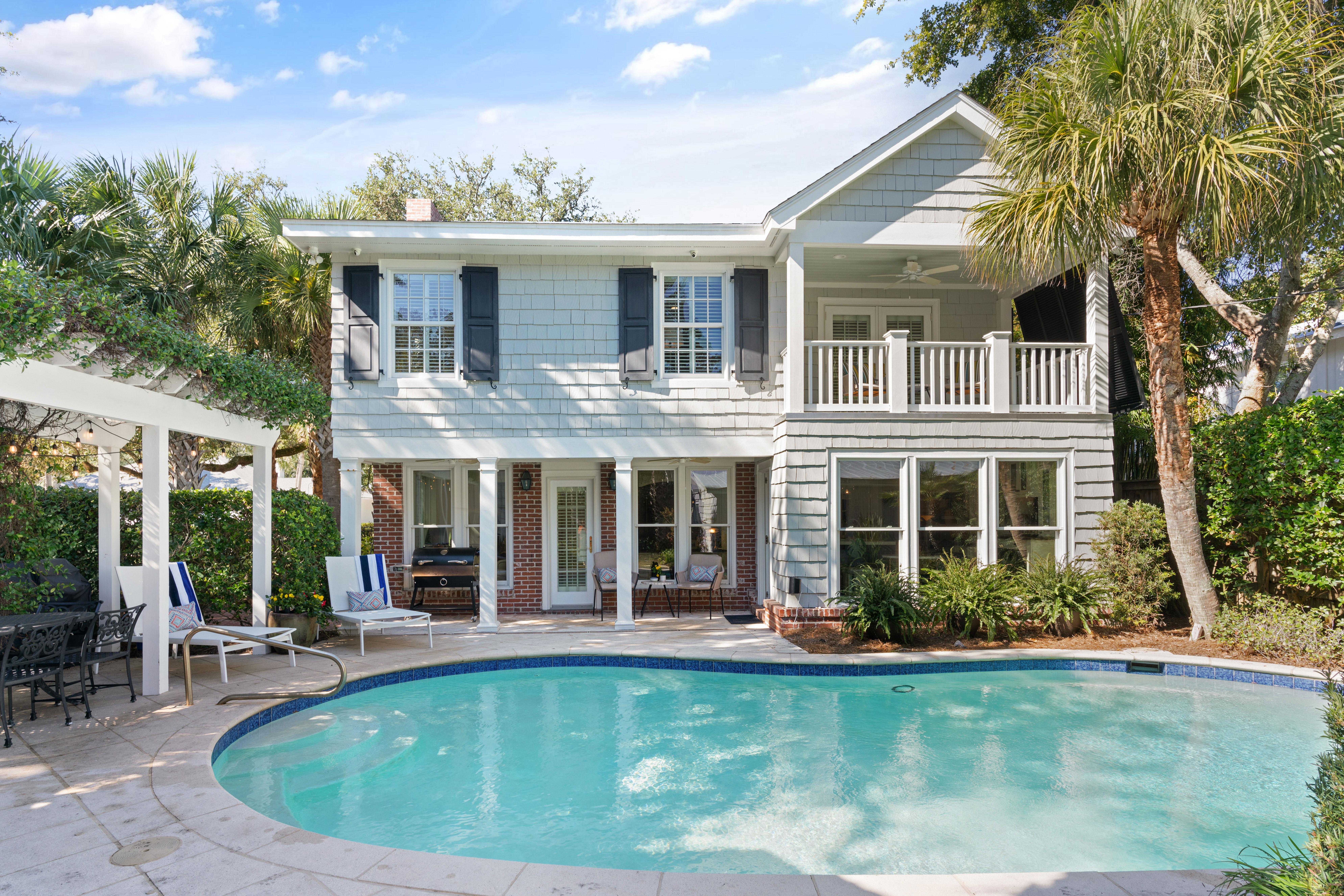 1900 Manor and Guest House - 1900 Bruce Dr 2