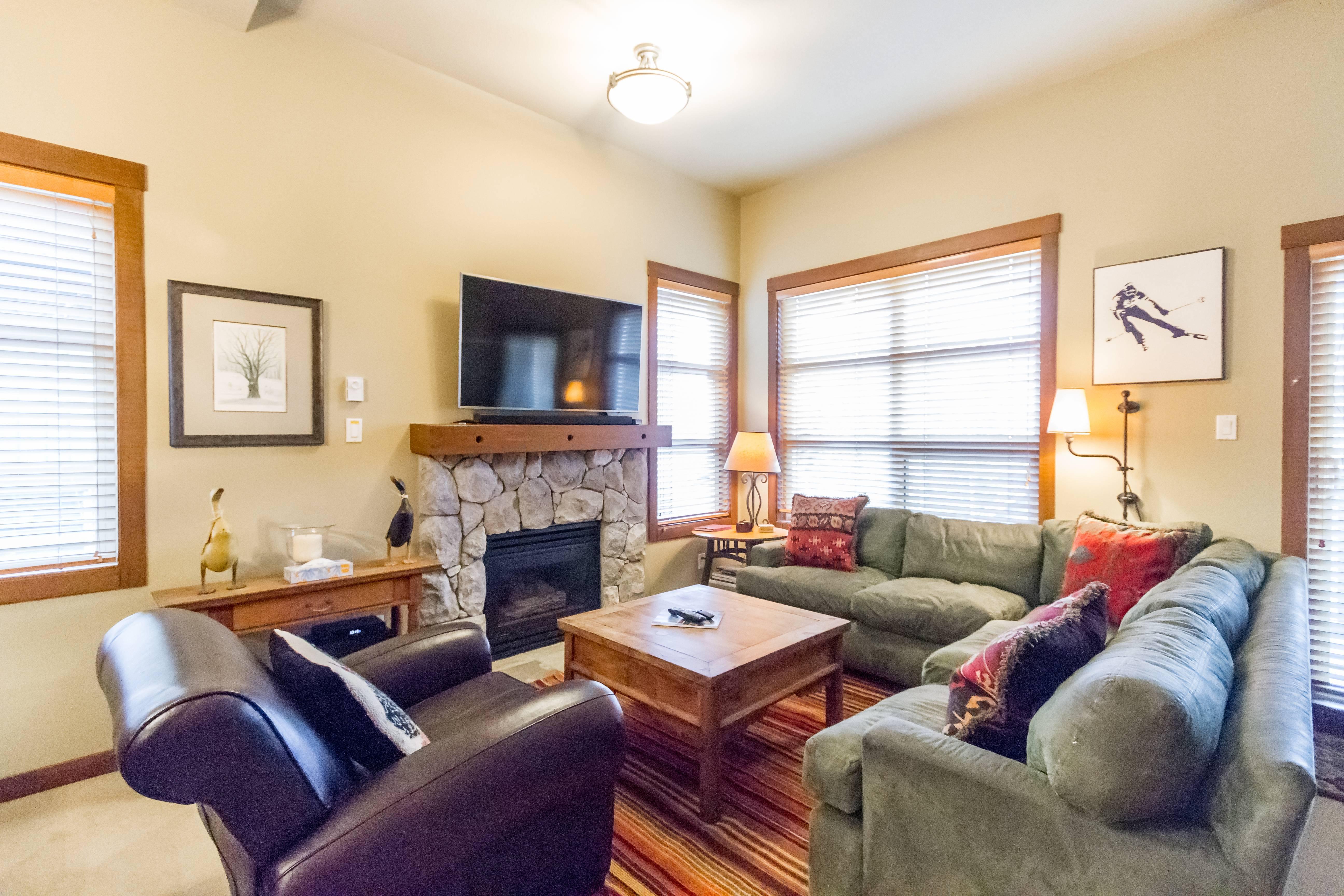 Ski in Ski out Minutes from Village, Private Hot Tub Sleeps 6 Free Shuttle