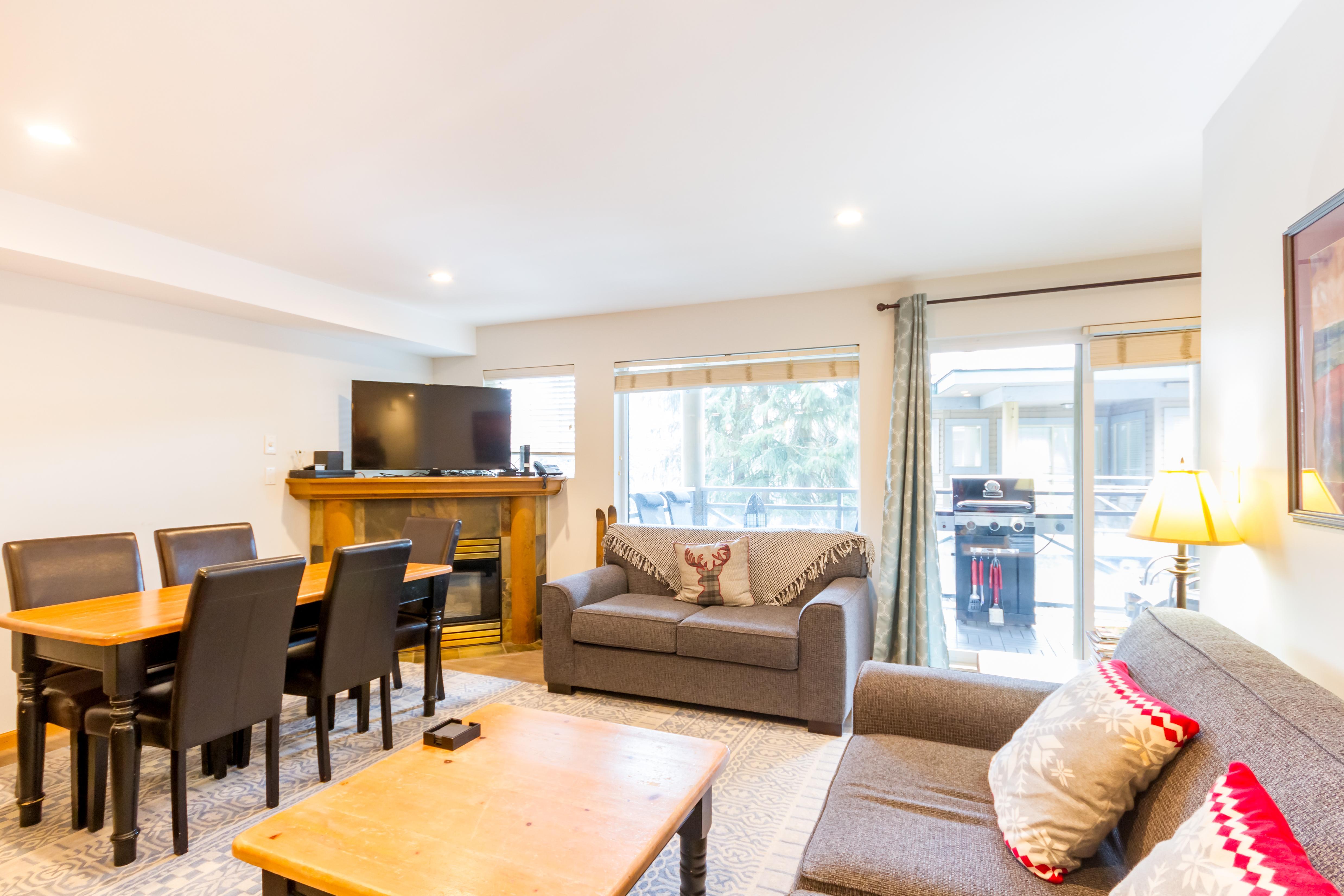 FABULOUS LOCATION Private Hot Tub, NO Car needed, Sleeps 8