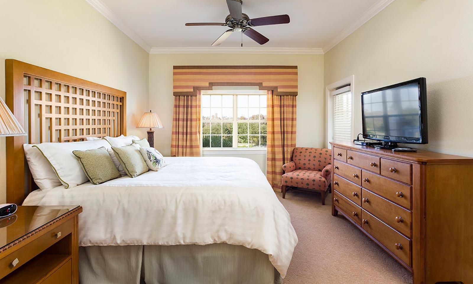 Spacious 3 Bdrm Condo with Balcony and Golf Views at Reunion 6