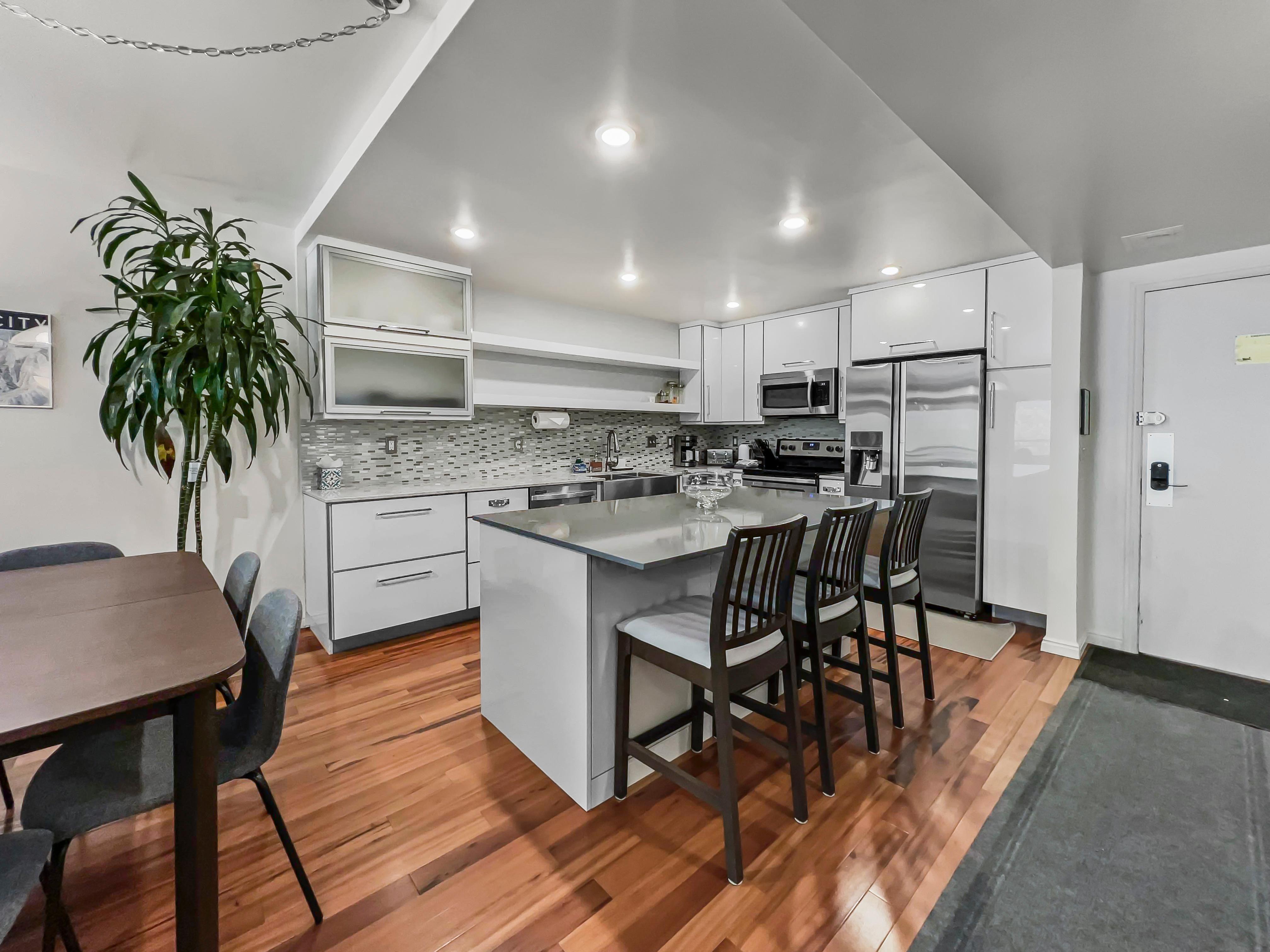 Walk to Main & Lift! 2BR Condo w-Pool/Hot Tub 129 4