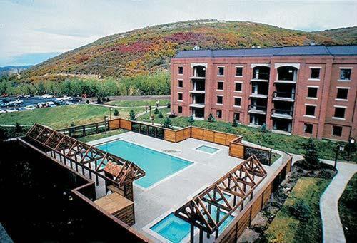 Walk to Main & Lift! 2BR Condo w-Pool/Hot Tub 129 2