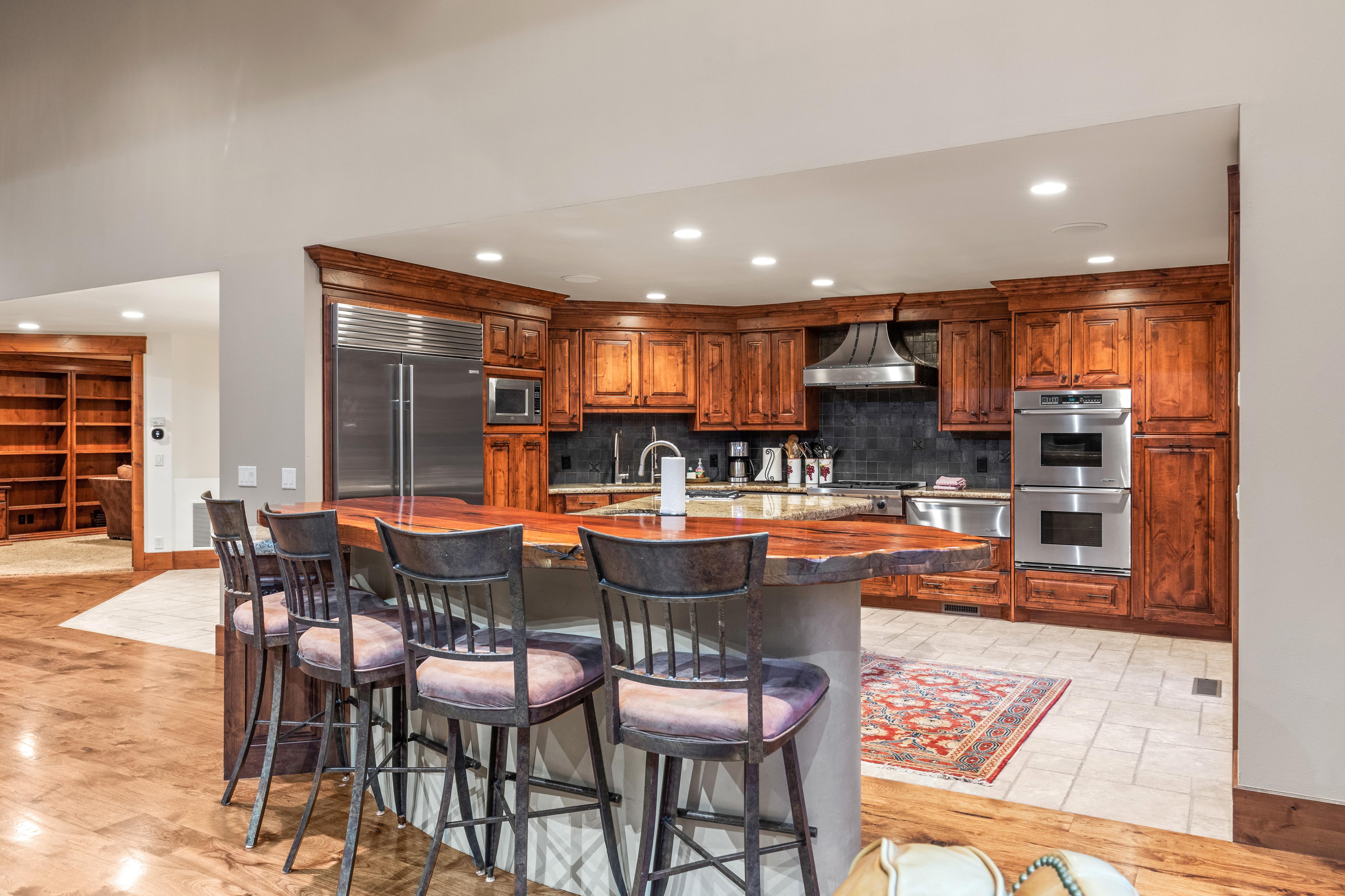 2430 Ultimate Deer Valley Getaway Hot Tub and 2 Gold Utah Ski Passes 4