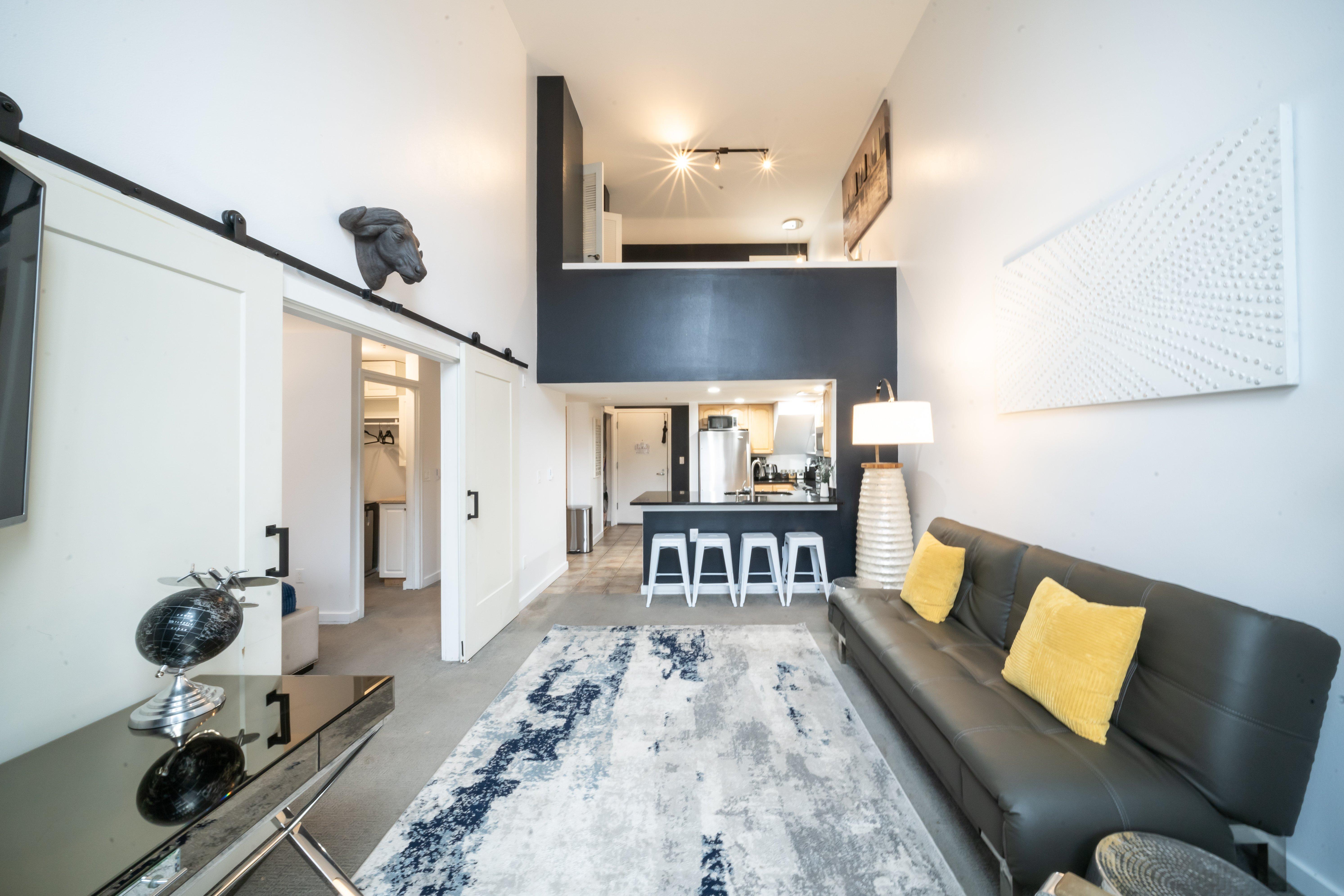 Downtown City Modern Penthouse 2 Story Suite
