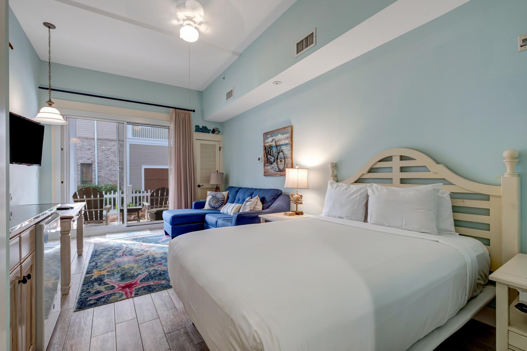 Market Street Studio Retreat: Queen Bed, Sleeper Sofa, and Kitchenette at Sandestin Golf and Beach Resort!