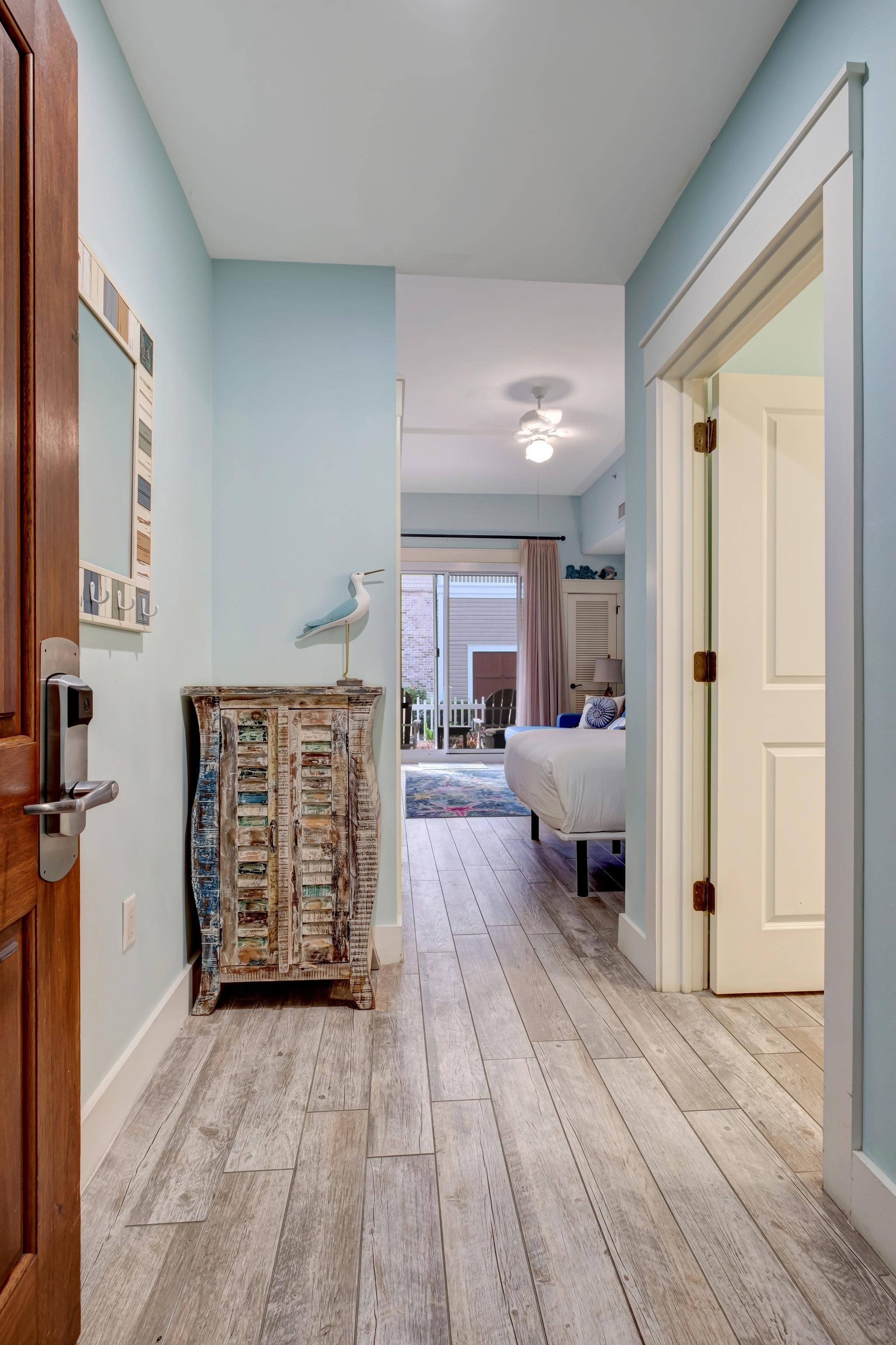 Market Street Studio Retreat: Queen Bed, Sleeper Sofa, and Kitchenette at Sandestin Golf and Beach Resort! 2