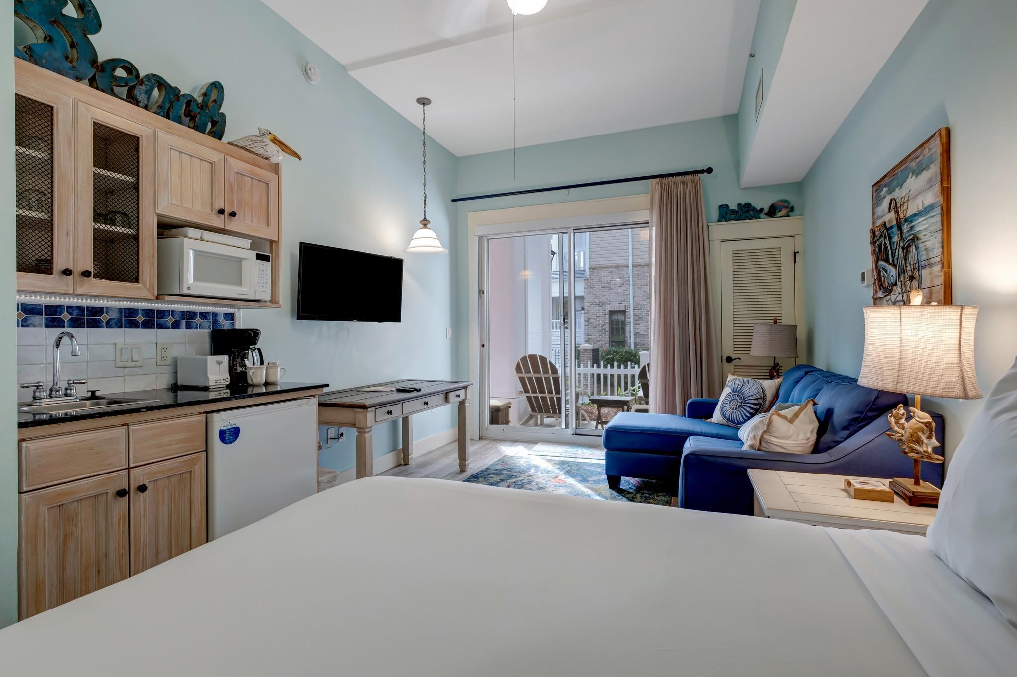 Market Street Studio Retreat: Queen Bed, Sleeper Sofa, and Kitchenette at Sandestin Golf and Beach Resort! 4