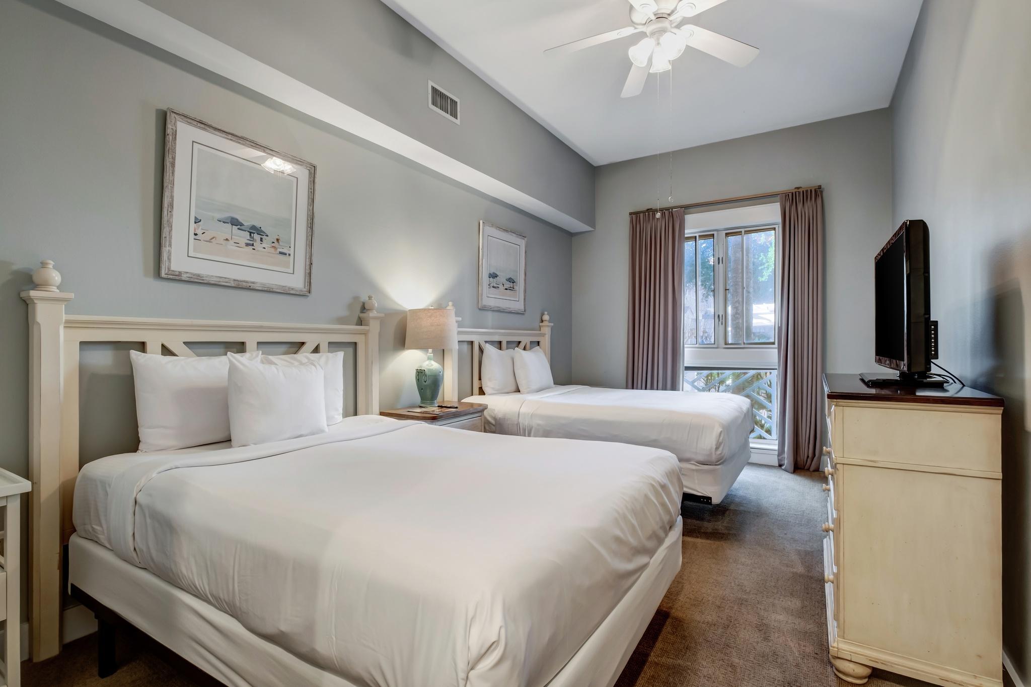 Discover Ultimate Comfort and Convenience at Our Ground-Floor Studio Vacation Rental in Sandestin's Market Street Inn: Direct Access to Baytowne Wharf, Stunning Views, and Exclusive Amenities Await at Sandestin Golf and Beach Resort!