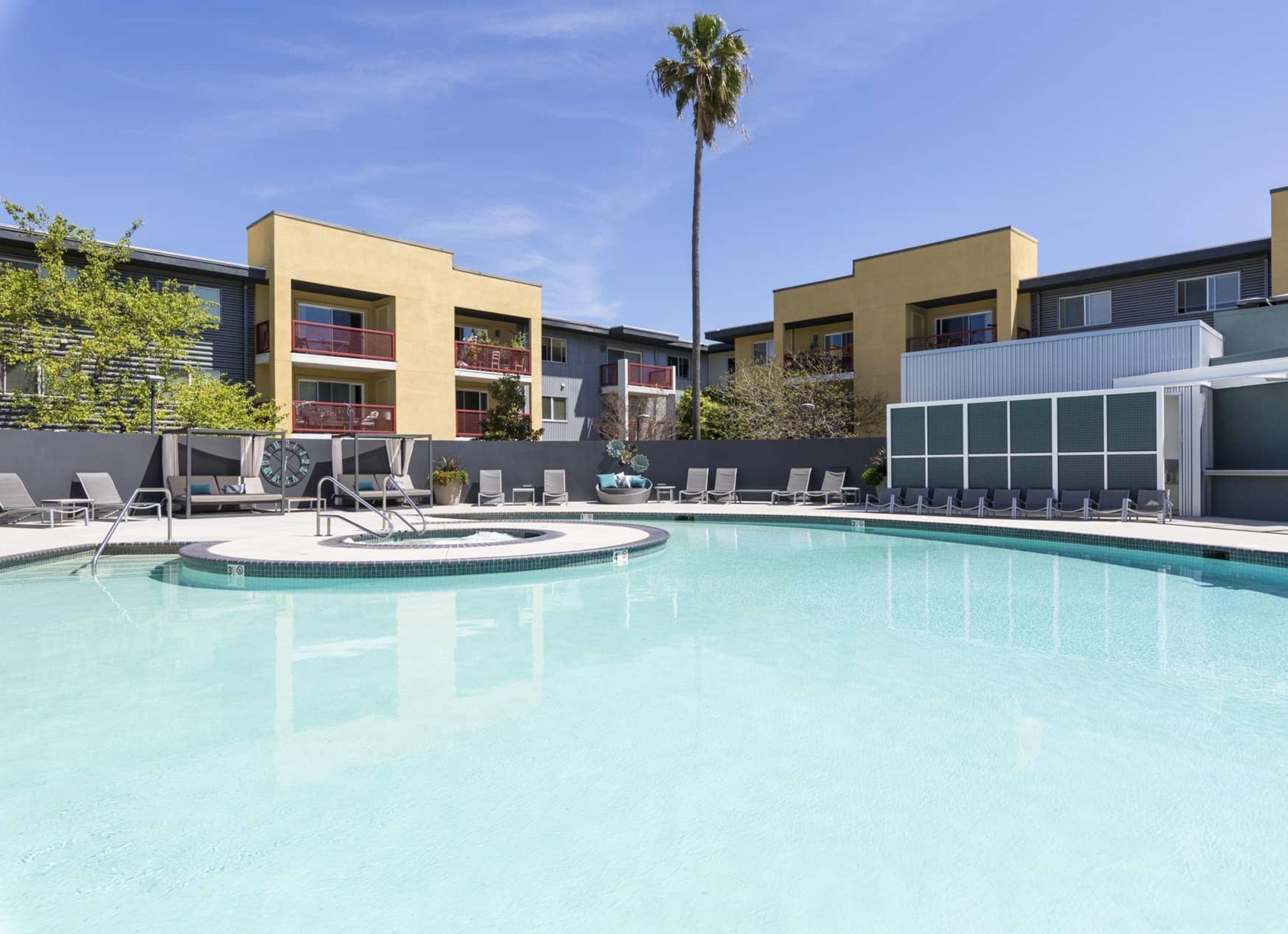 Spacious 2BR Condo in City South – Pool & Gym 6