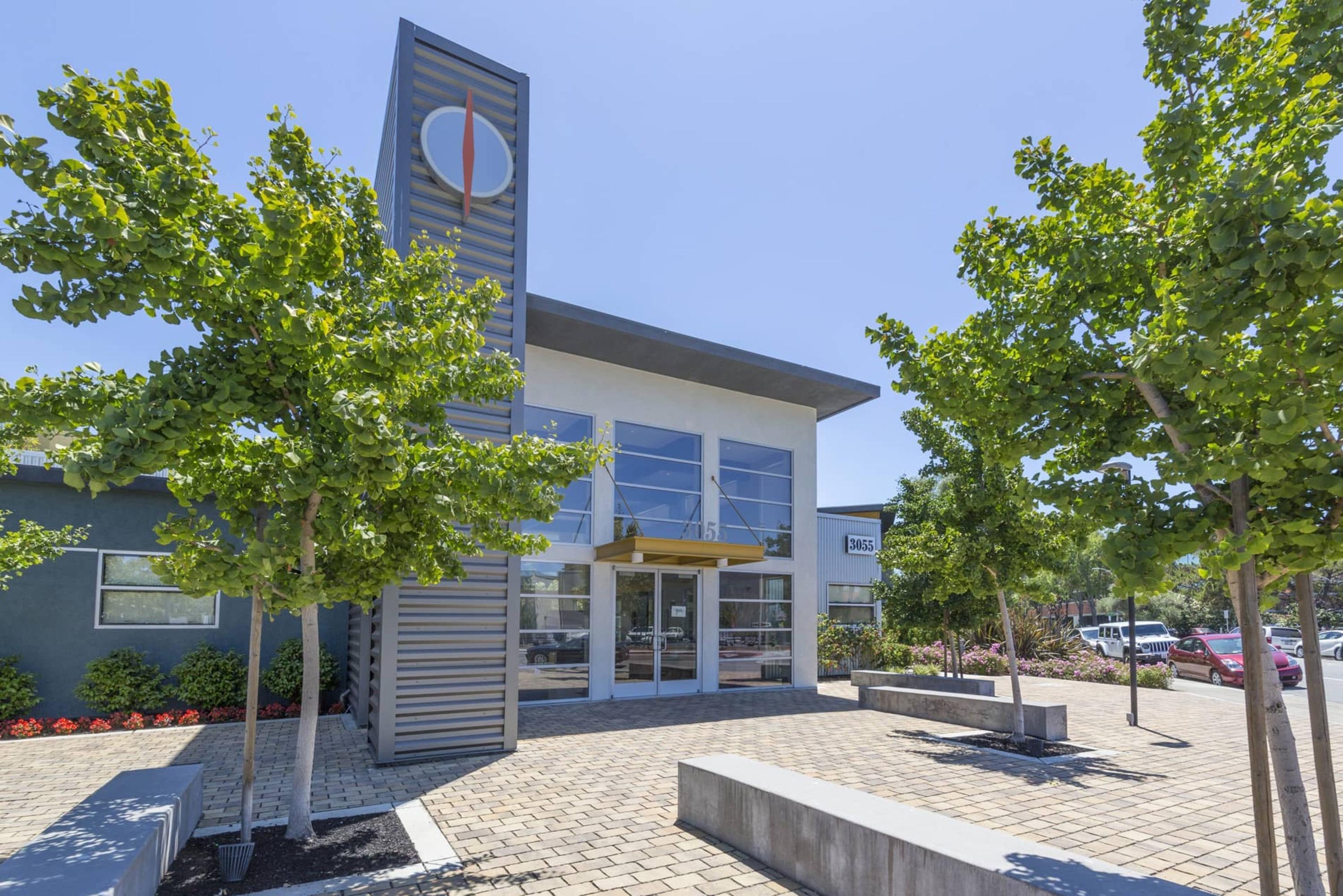 Spacious 2BR Condo in City South – Pool & Gym 2