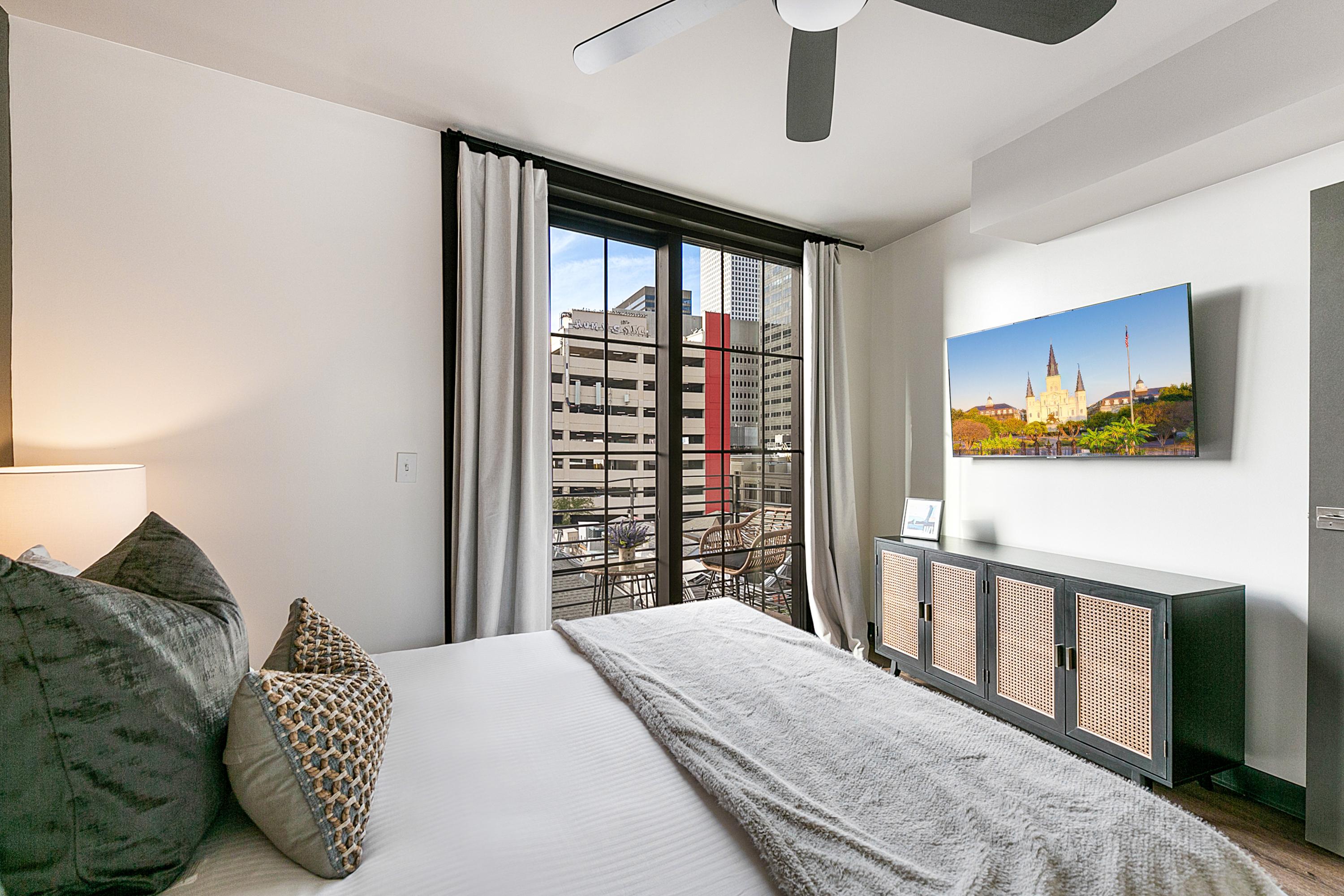 Urban Mirage: 4BR City Oasis with Balcony 4