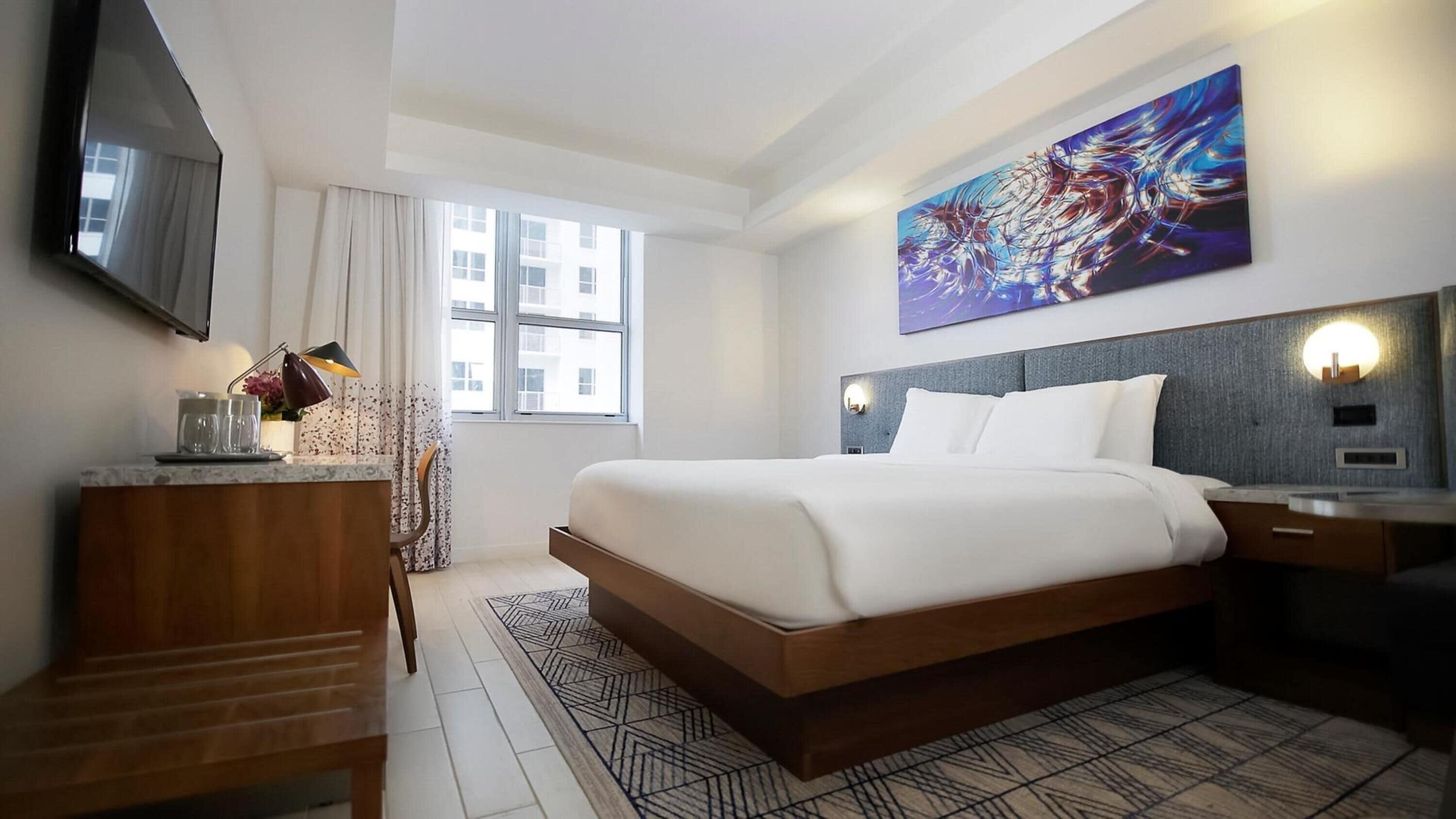 Elegant King Studio • Poolside Serenity – Circ Hotel 5