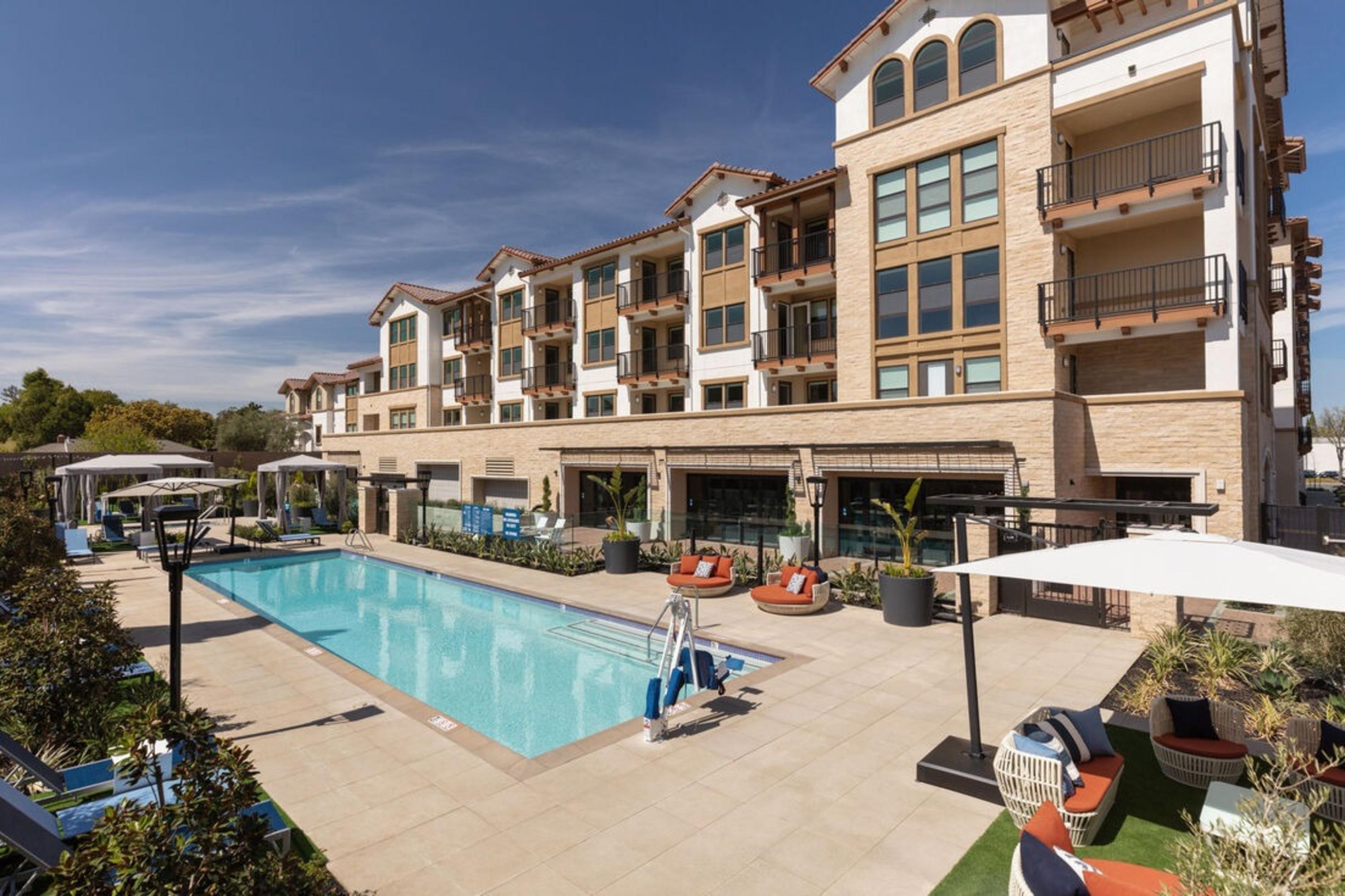 Murphy Station 2BR Condo | Lounge & Fireplace 6