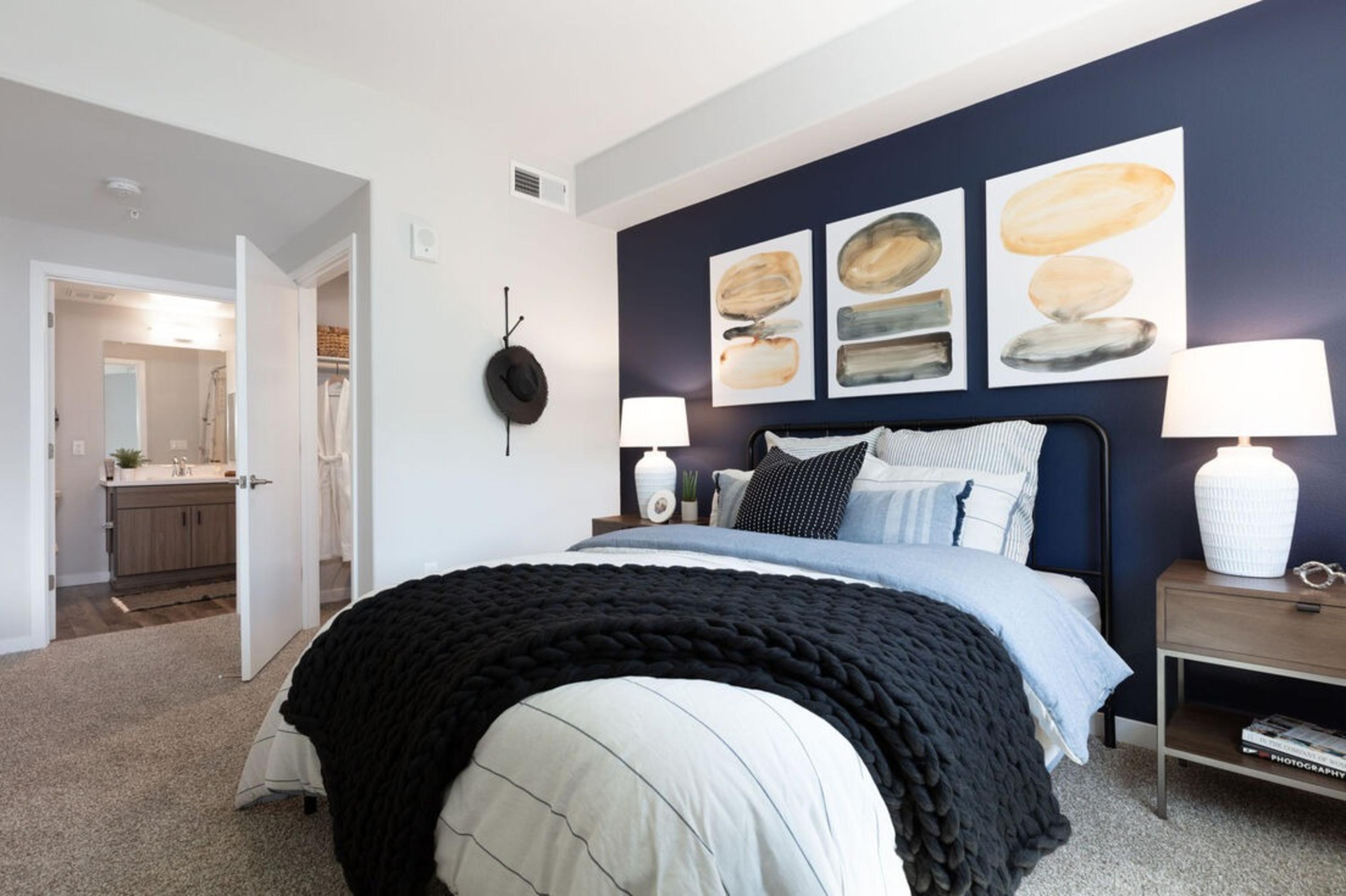 Murphy Station 2BR Condo | Lounge & Fireplace 5