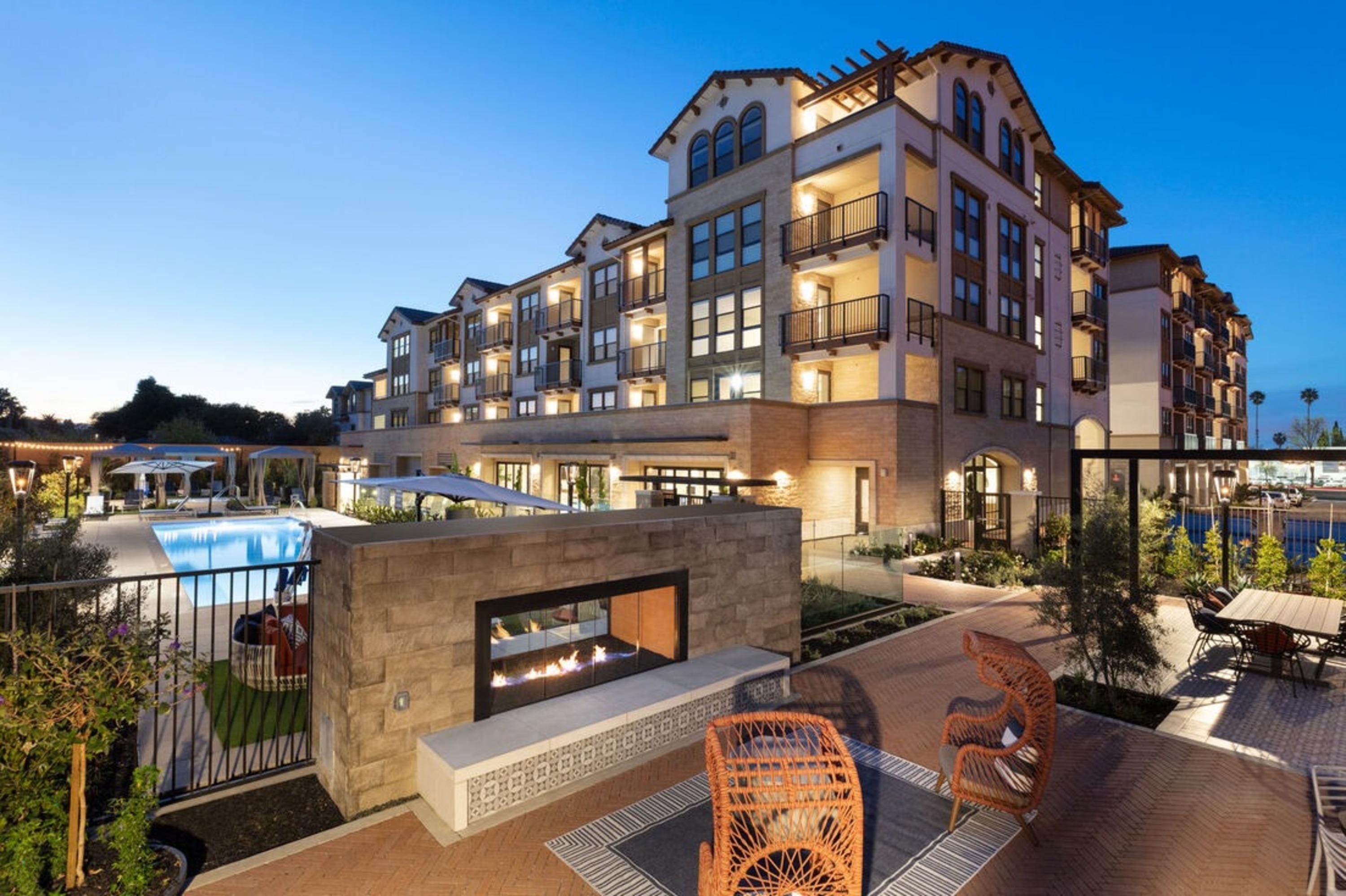 Murphy Station 2BR Condo | Lounge & Fireplace 2