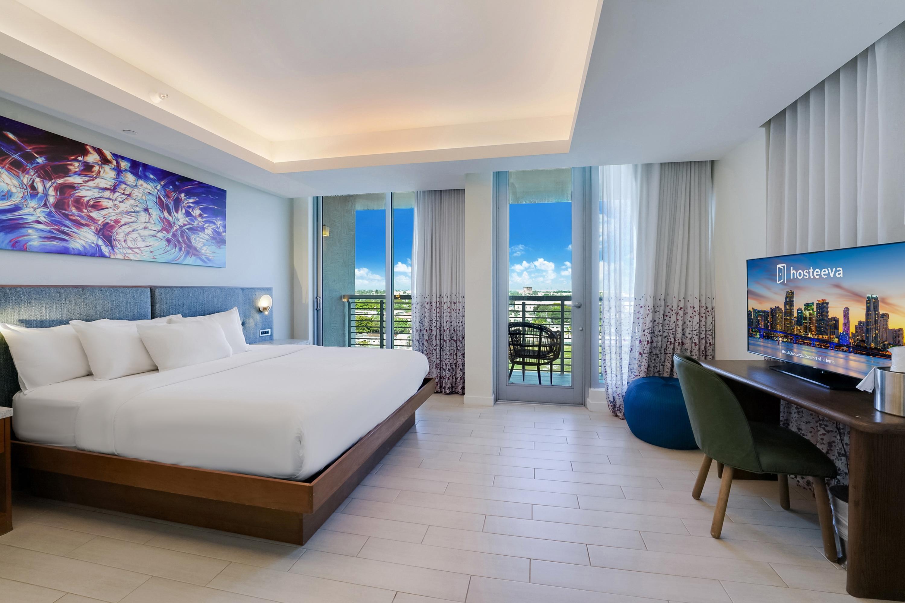 Spacious king Studio • Pool & Balcony • Circ Hotel 3
