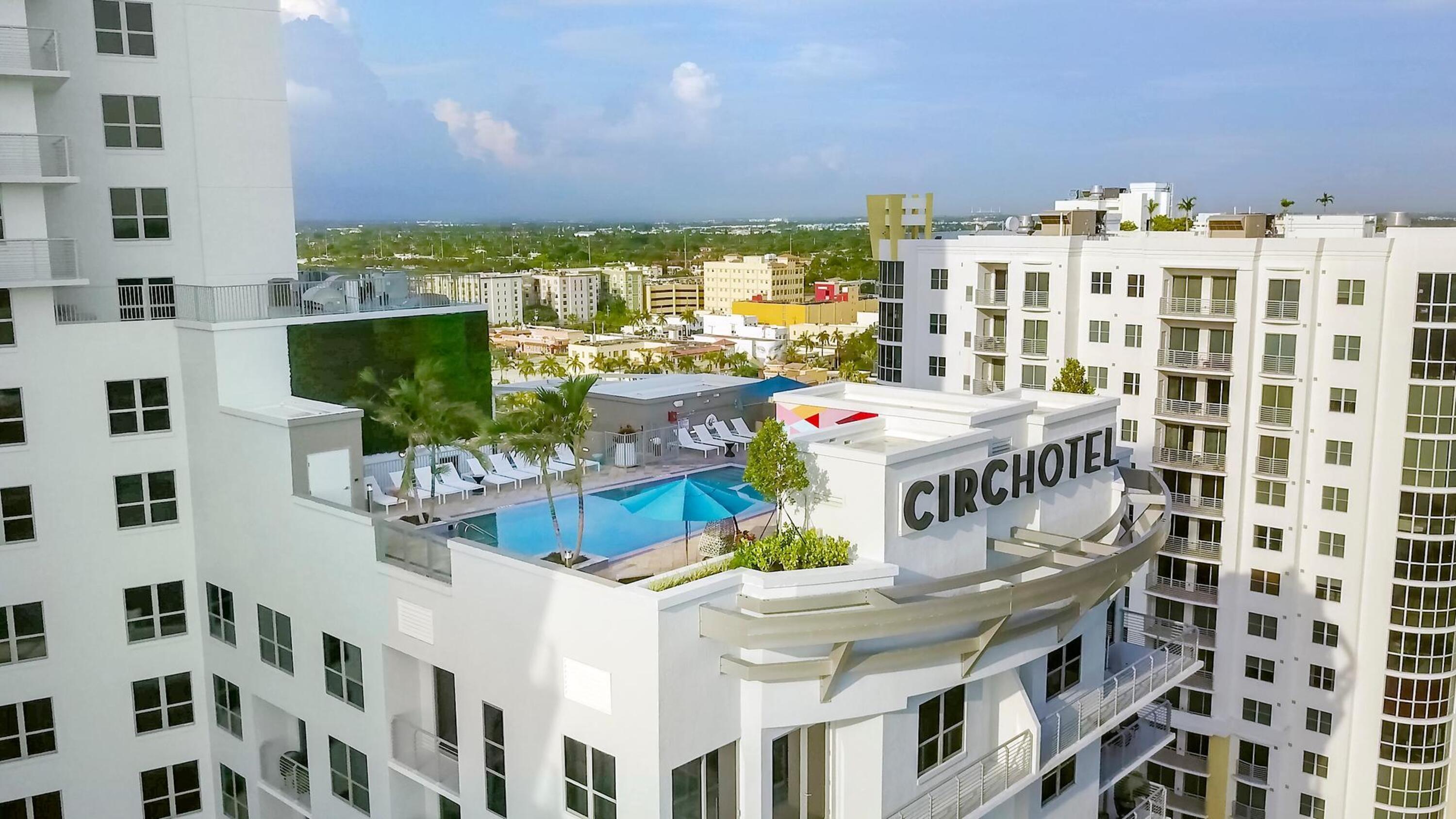 Circ Hotel Hollywood • Charming Spacious Studio w/ Balcony 6