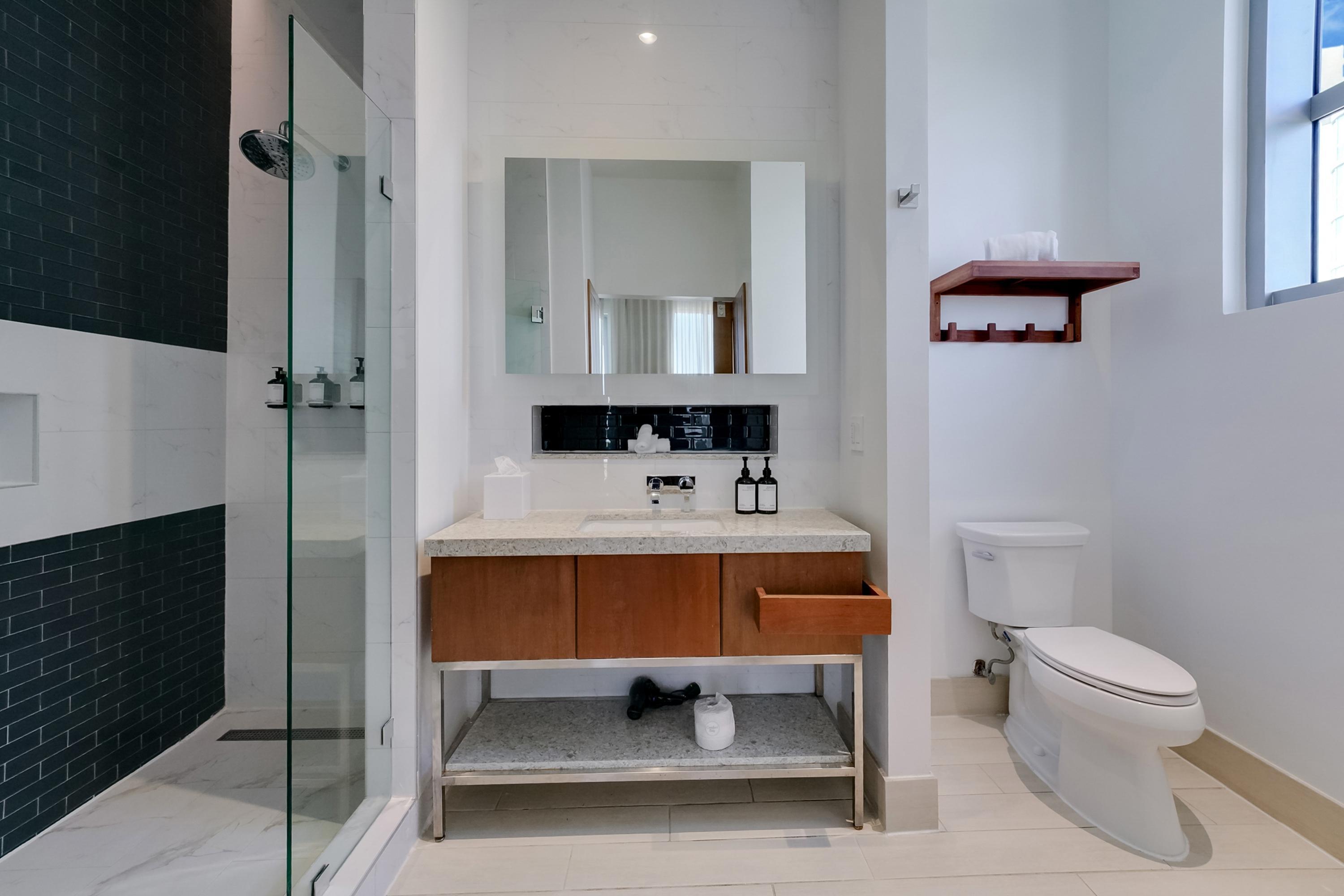 Circ Hotel Hollywood • Charming Spacious Studio w/ Balcony 2
