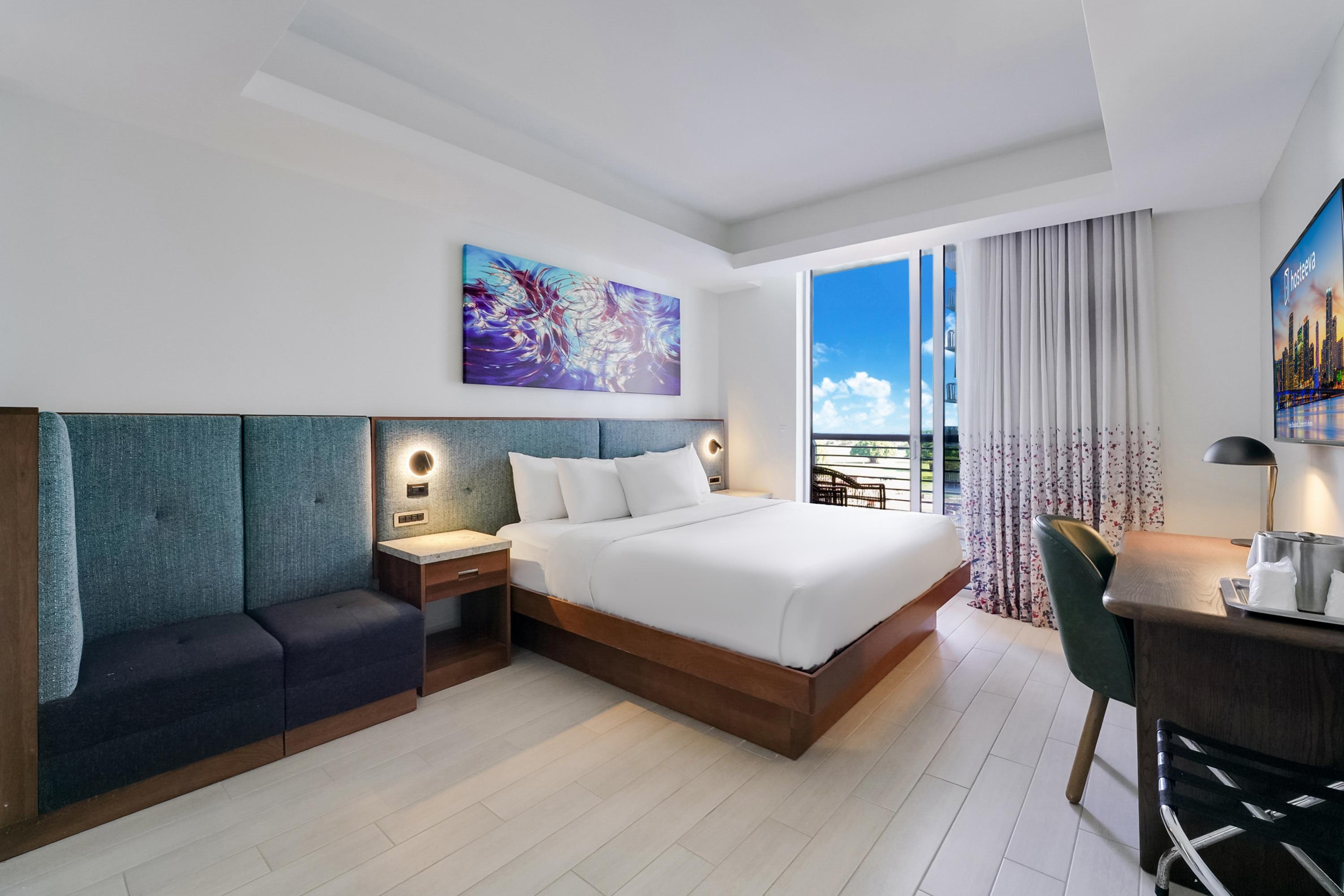 Circ Hotel Contemporary Studio Living with Balcony 4