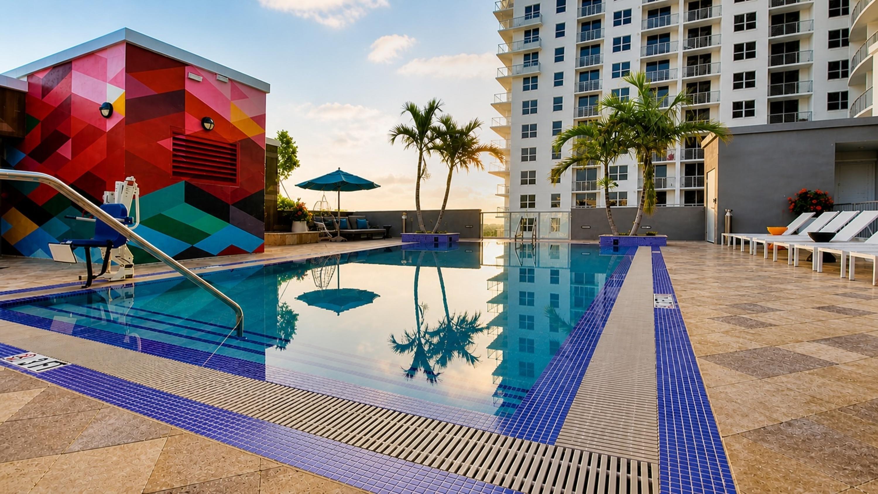 Circ Hotel Contemporary Studio Living with Balcony 6