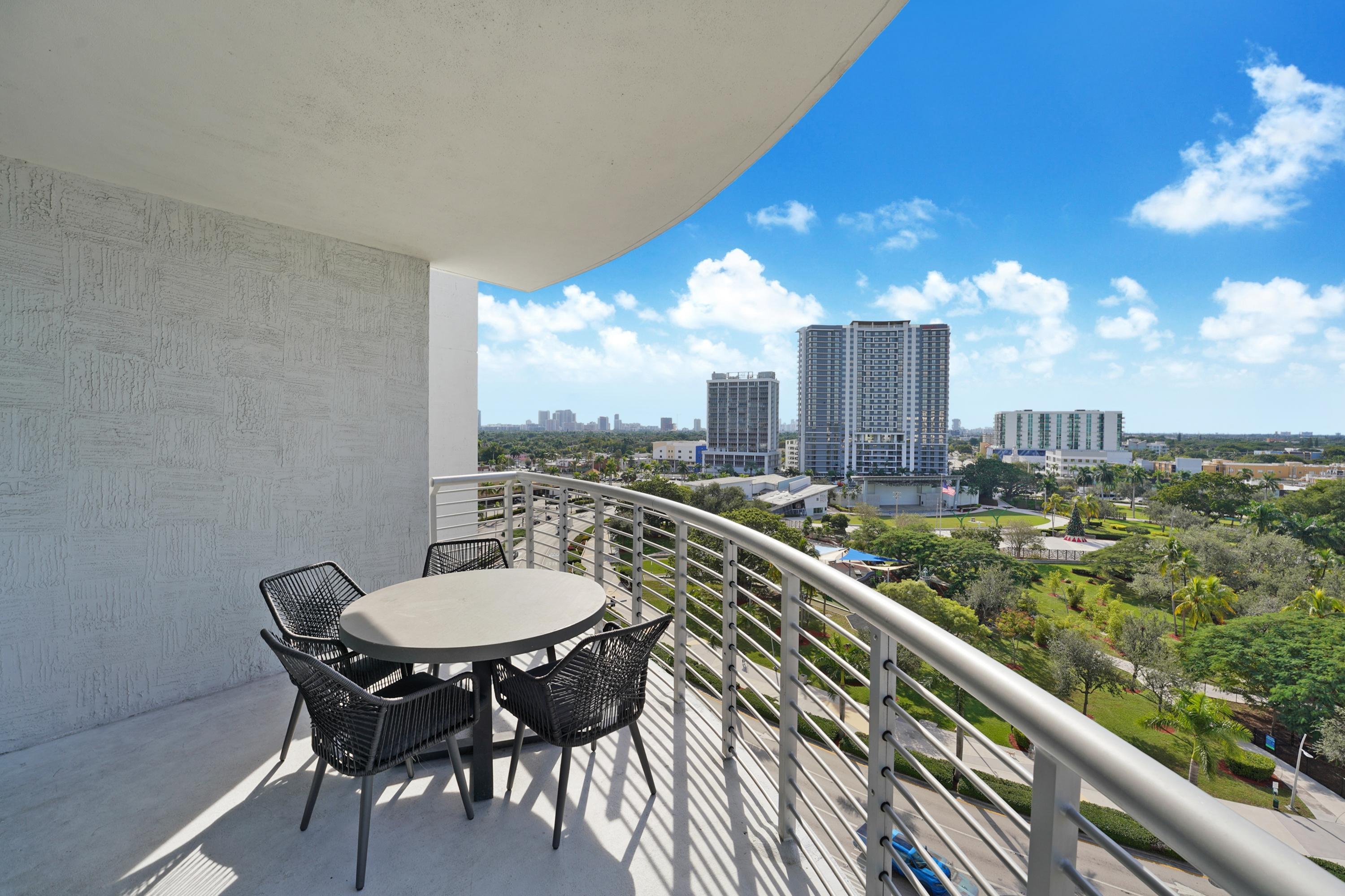 Circ Hotel 2BR • Balcony • Pool & Gym • Sleeps 8 3