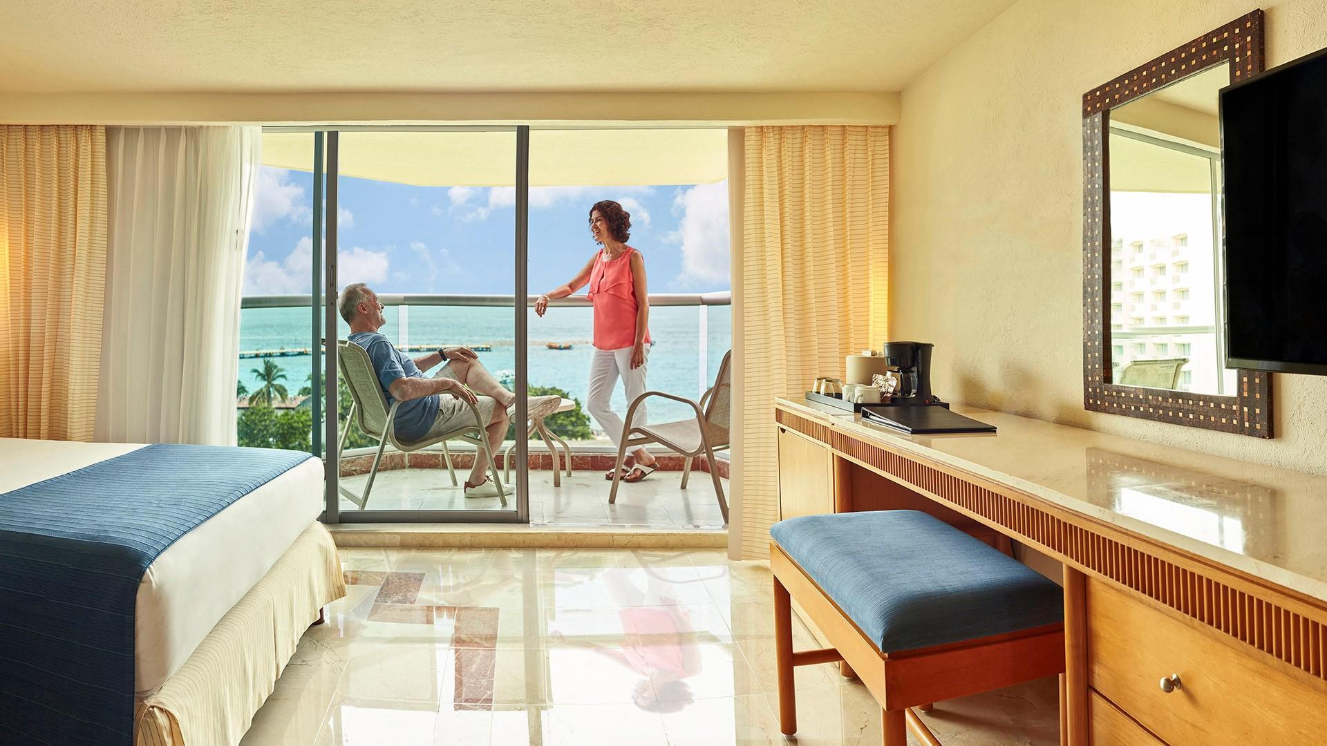 Beach-front Room w 2 DBL Beds & Hot Tub in Cozumel 2