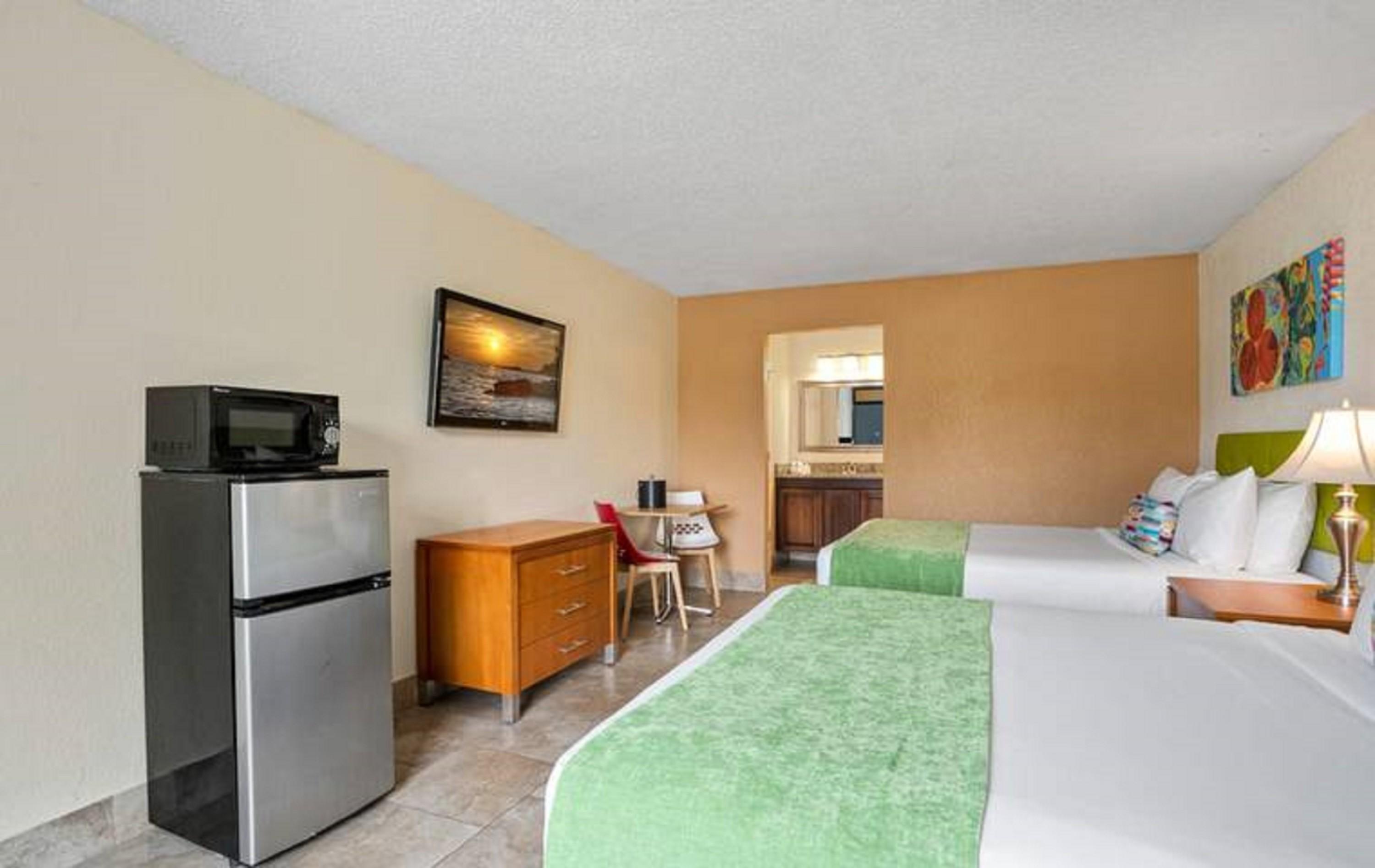 Family Vacation Room w 2 DBL Beds in the Entertainment District 2