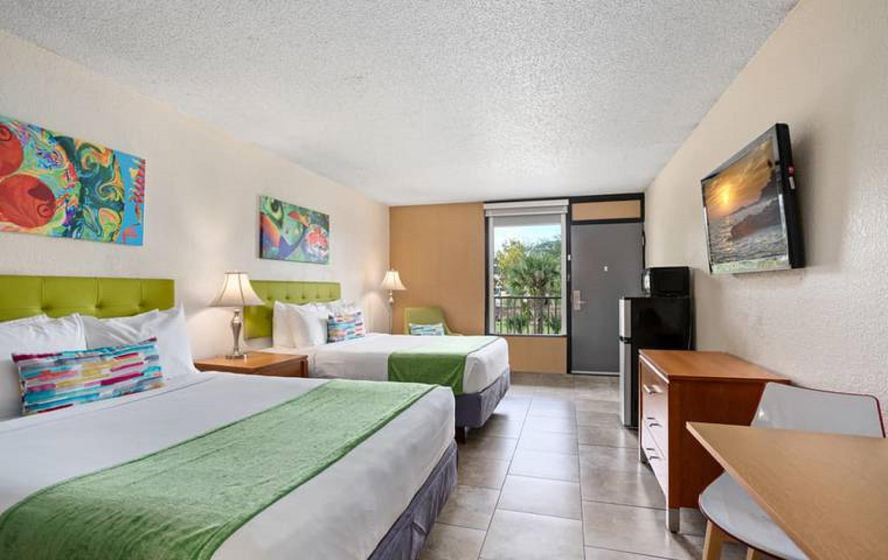 Family Vacation Room w 2 DBL Beds in the Entertainment District 5