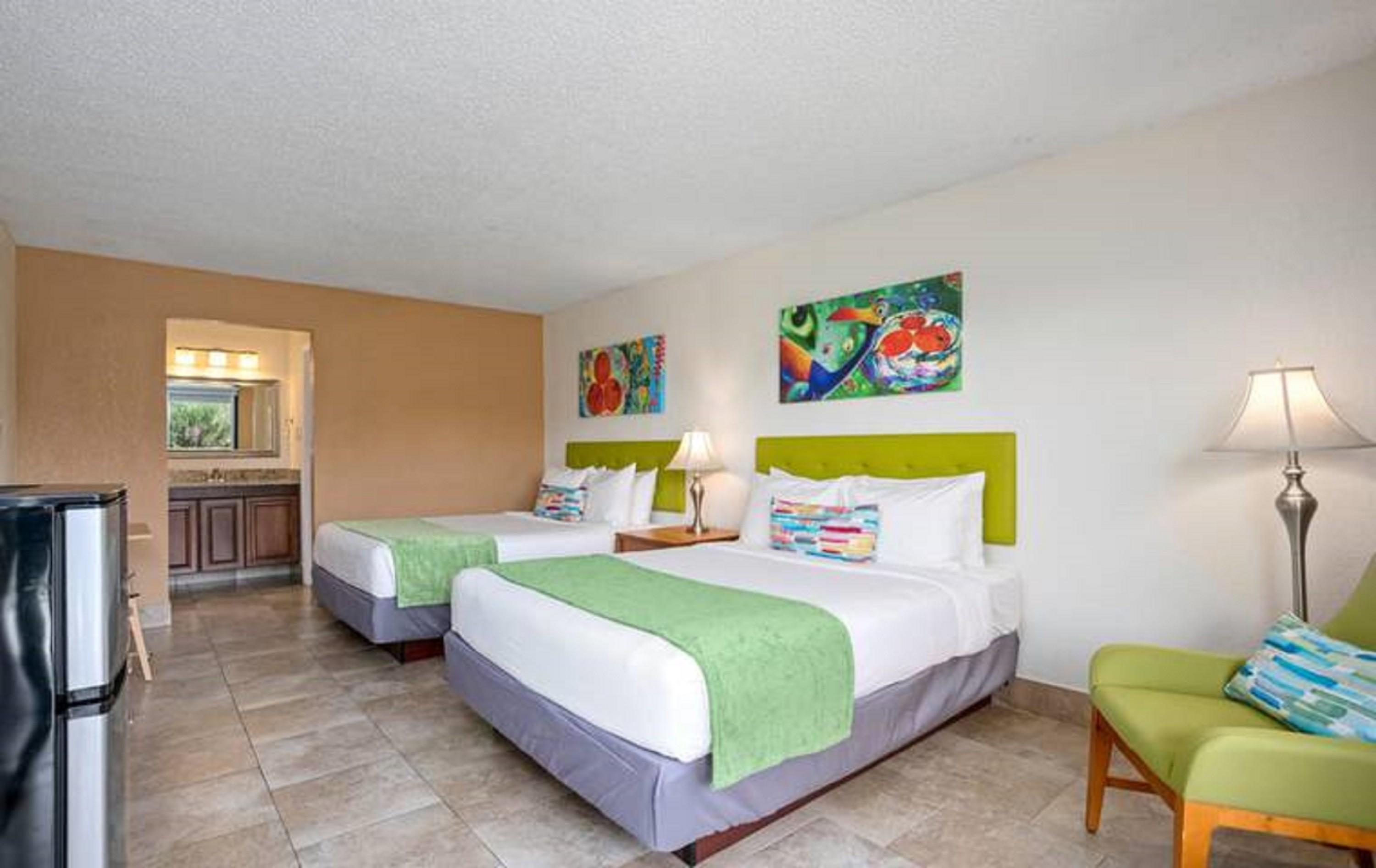 Family Vacation Room w 2 DBL Beds in the Entertainment District 3